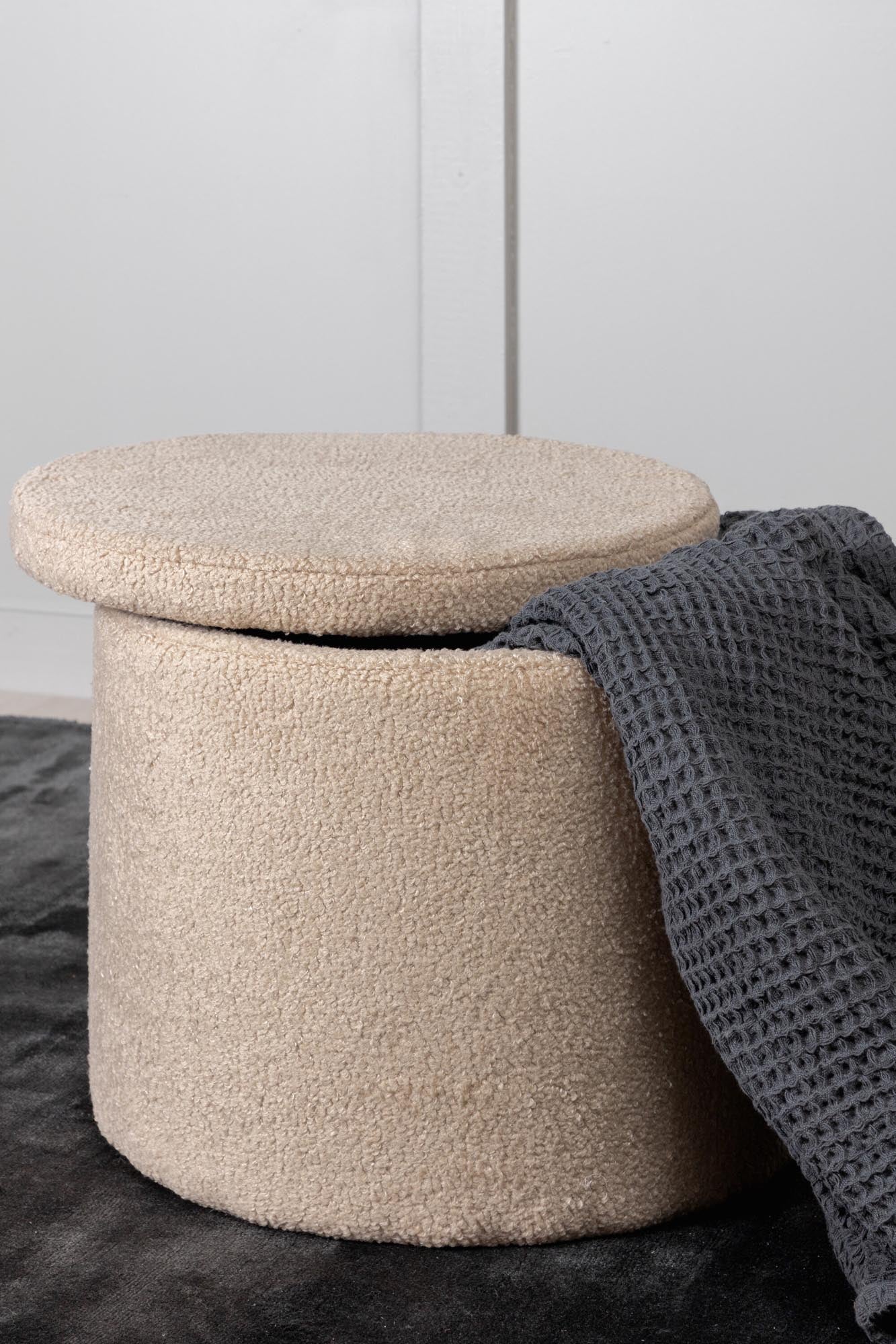 Stilvoller Dunken Pouf in Beige von Venture Home für modernes Wohnen.