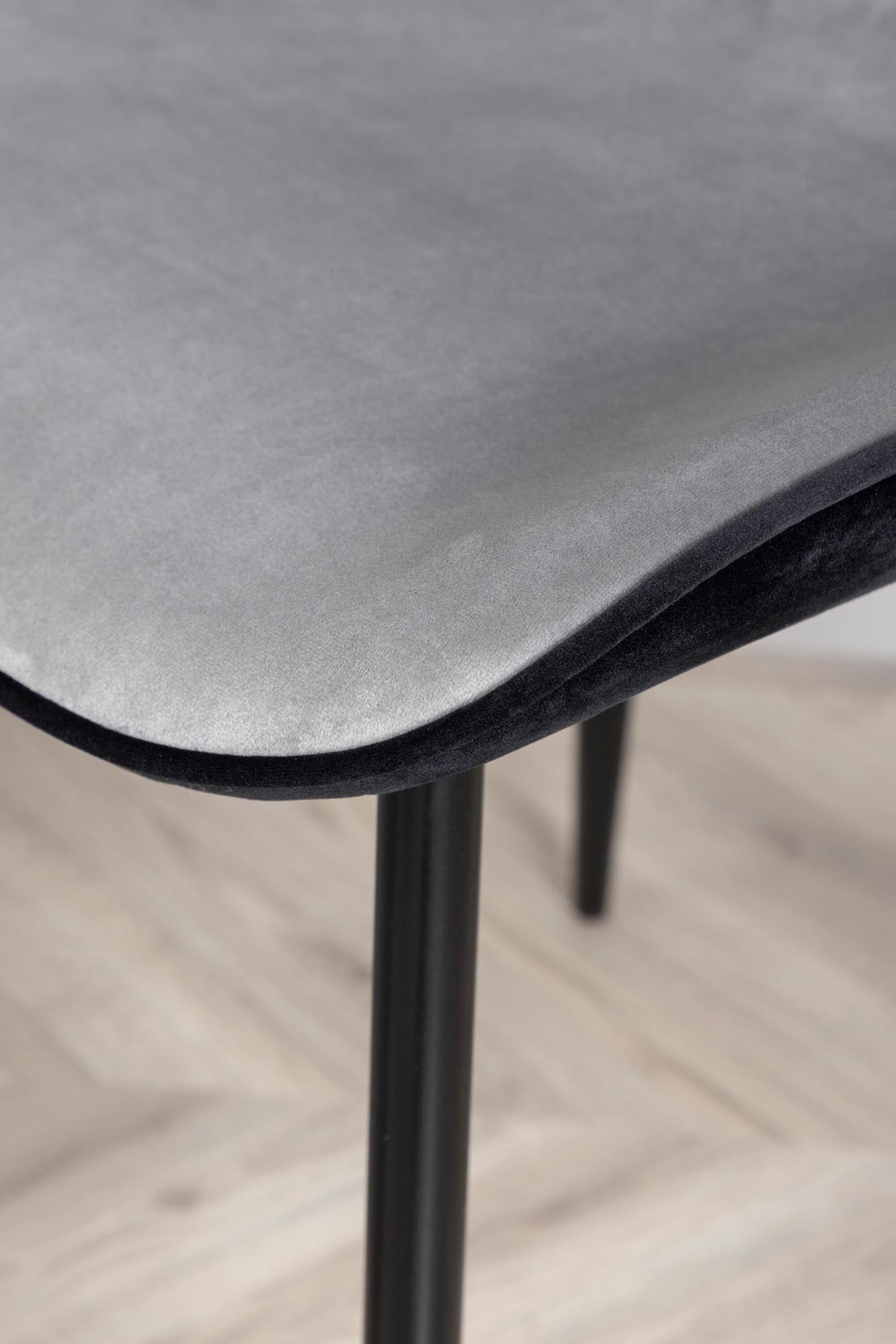 Eleganter Emma Stuhl von Venture Home mit luxuriöser Samtpolsterung und robusten Eisenbeinen – ideal für modernes Wohnen und gesellige Abende.