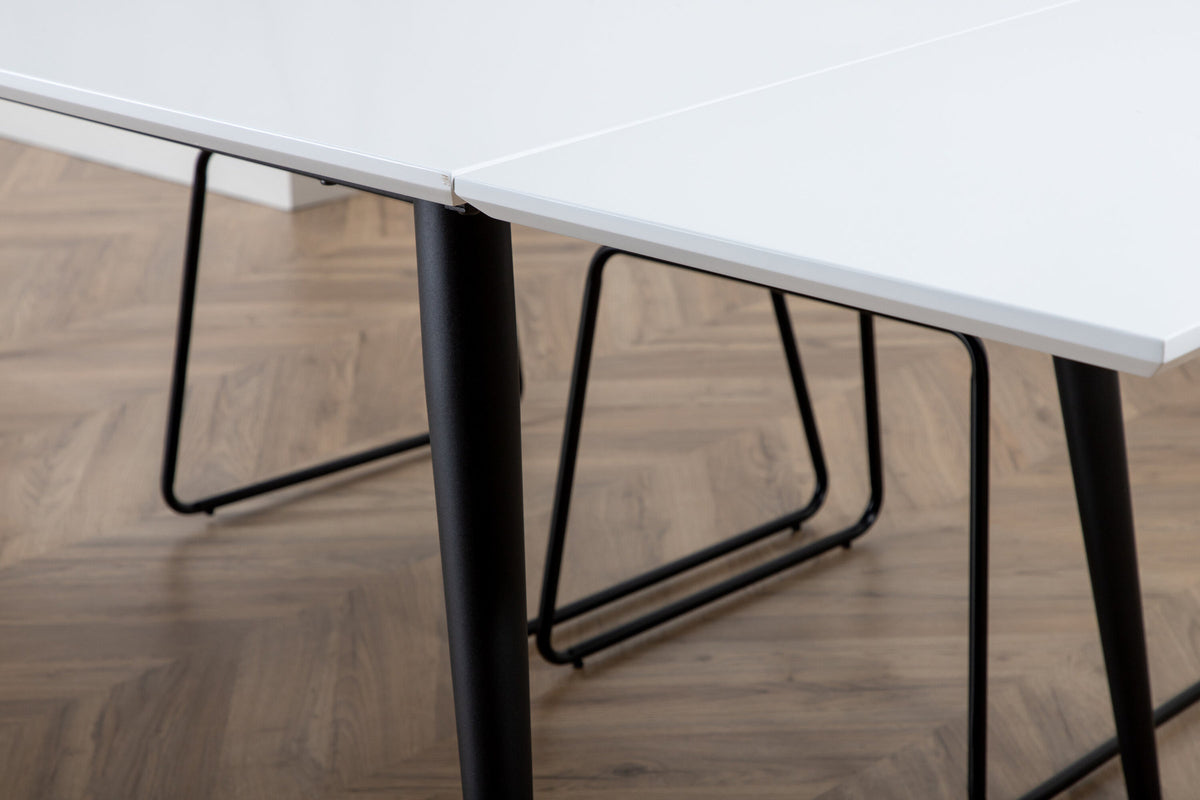 Jimmy Tisch in Weiss präsentiert im Onlineshop von KAQTU Design AG. Esstisch ist von Venture Home