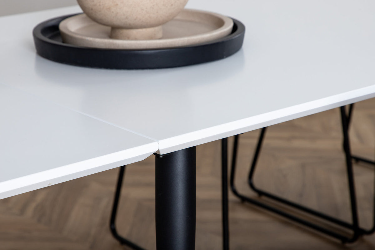 Jimmy Tisch in Weiss präsentiert im Onlineshop von KAQTU Design AG. Esstisch ist von Venture Home