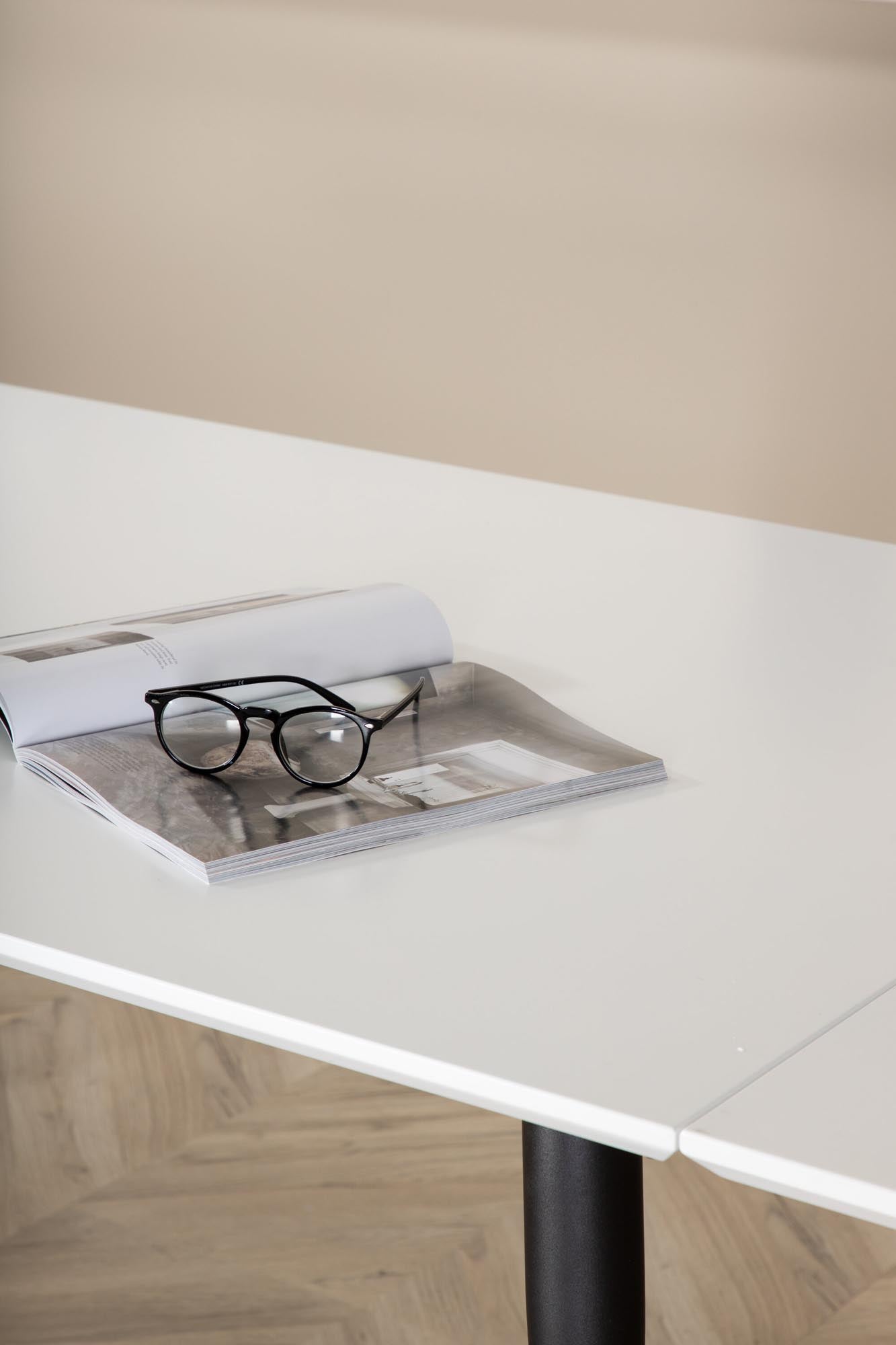 Zeitloser Jimmy Tisch von Venture Home in edlem Weiss für Ihr Zuhause.