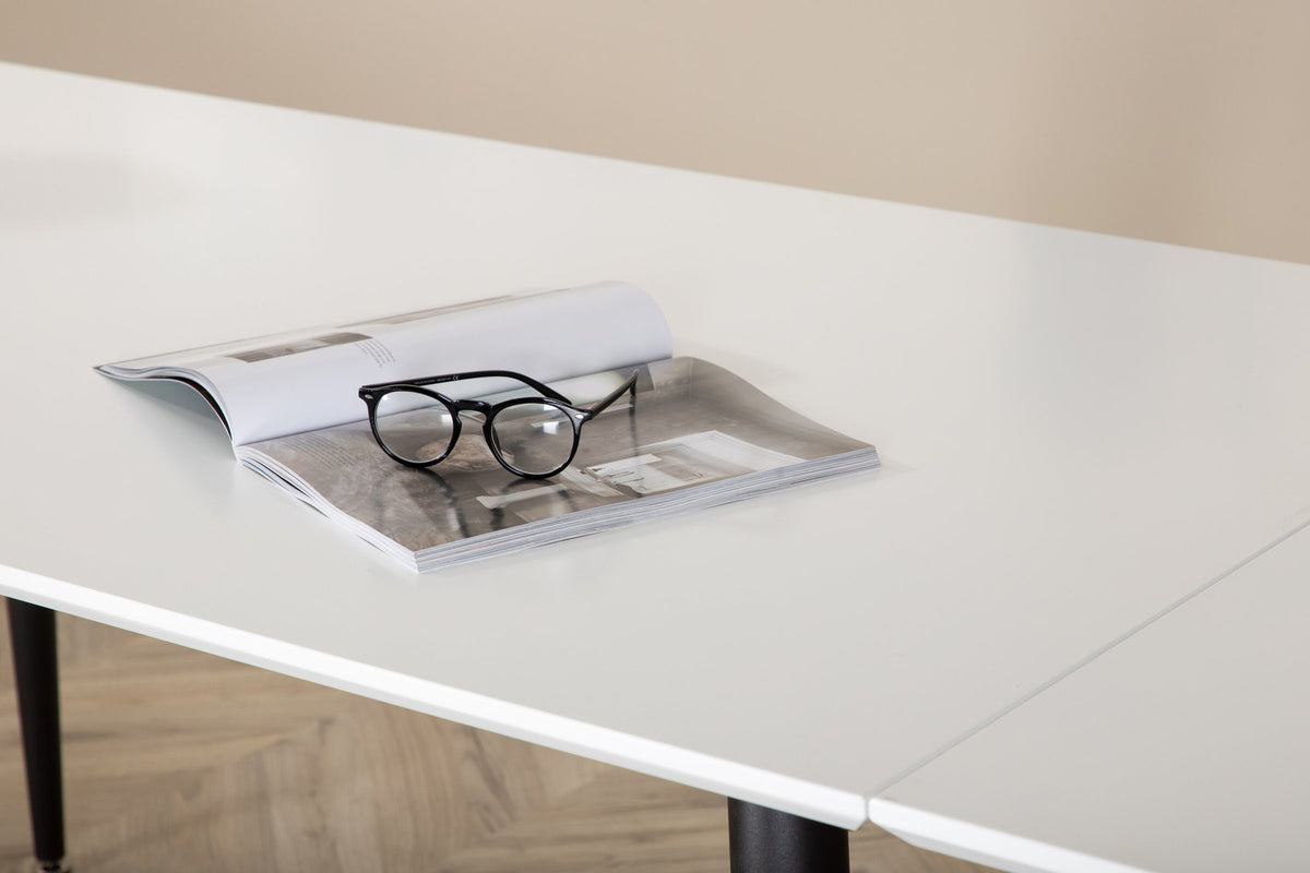 Jimmy Tisch in Weiss präsentiert im Onlineshop von KAQTU Design AG. Esstisch ist von Venture Home