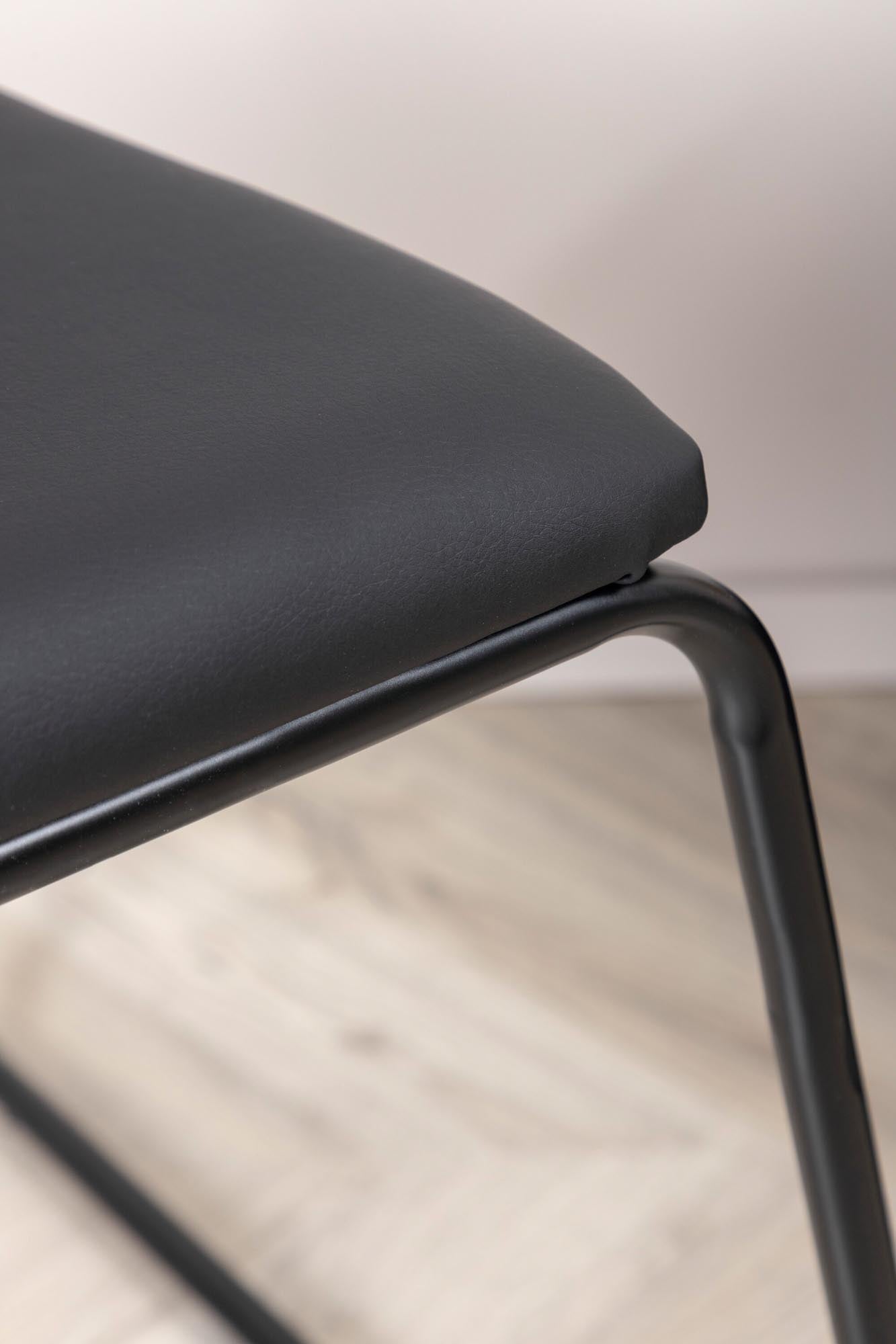 Stilvoller Kenth Stuhl von Venture Home: Ergonomisch, langlebig und pflegeleicht. Ideal für einladende Esszimmer und harmonische Kombinationen.