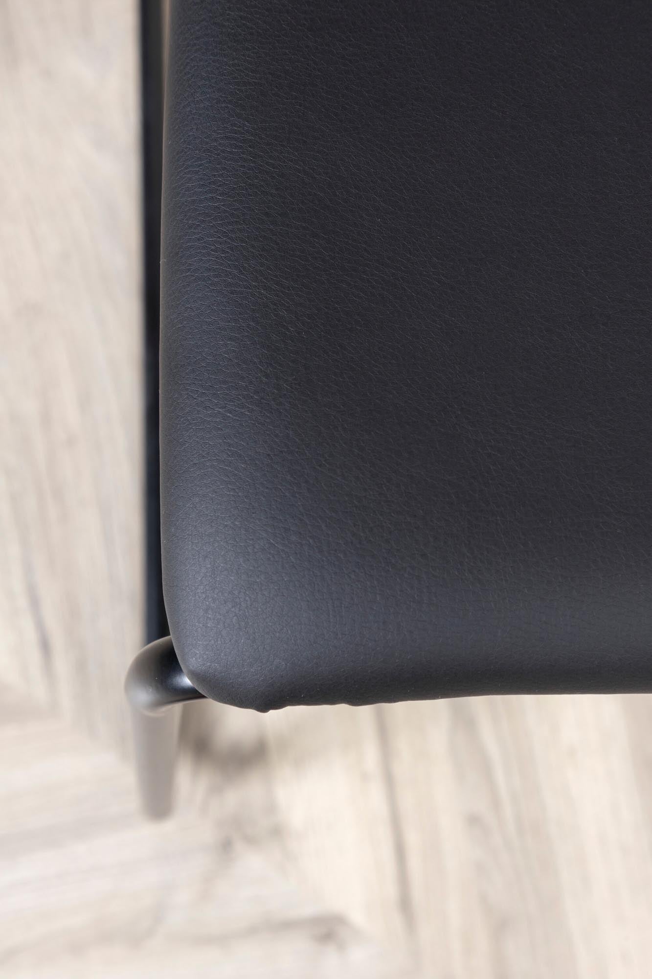 Moderner Kenth Stuhl von Venture Home in stilvollem Design.