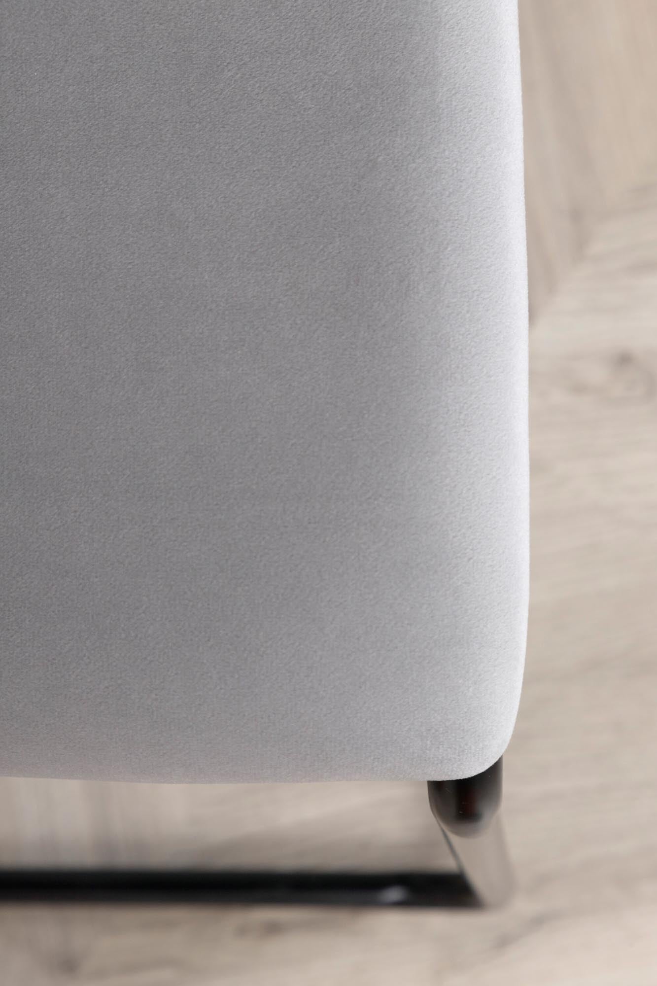 Kenth Stuhl von Venture Home: Eleganter, ergonomischer Stuhl in Schwarz, ideal für stilvolle Esszimmer und gemütliche Momente.