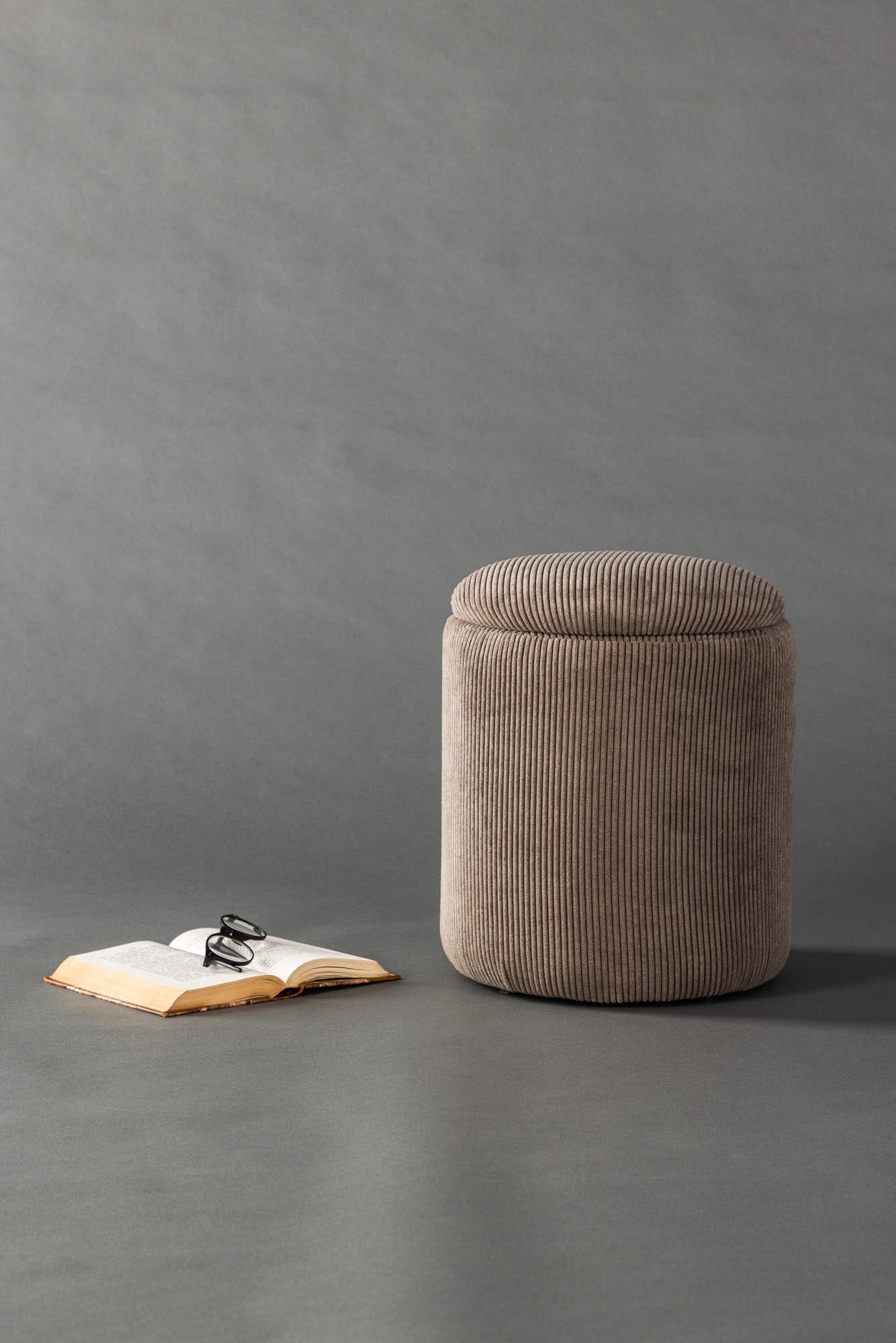 Eleganter Limpen Pouf von Venture Home aus hochwertigem Leinen, ideal für stilvolle Akzente und praktische Aufbewahrung in jedem Raum.