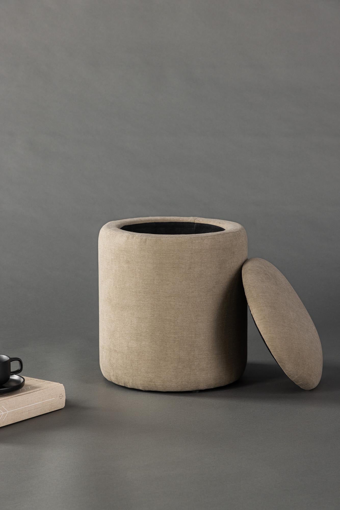 Erleben Sie den Limpen Pouf von Venture Home: Stilvolles Design in Beige, aus langlebigem Leinen, perfekt für jeden Wohnstil und mit praktischem Stauraum.