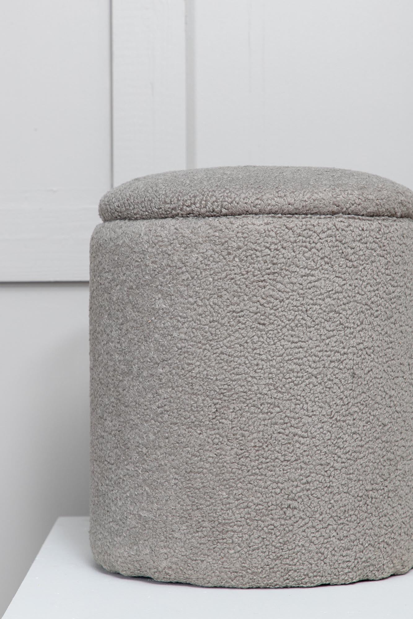 Limpen Ottoman / Pouf in Grau präsentiert im Onlineshop von KAQTU Design AG. Pouf ist von Venture Home