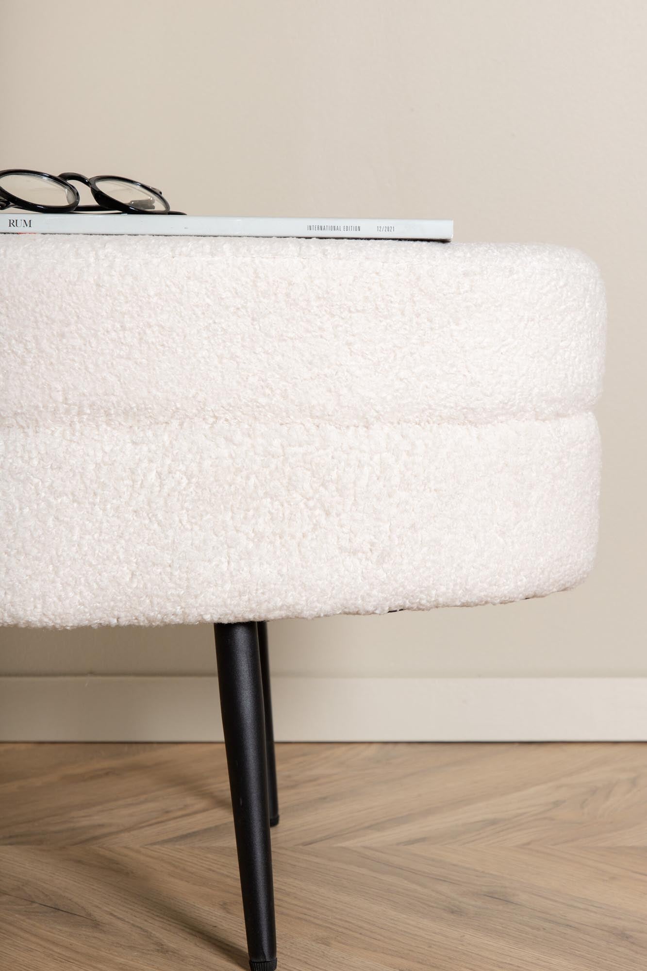 Stilvoller Otto Ottoman von Venture Home: Beiger Pouf mit hochwertigem Teddystoff, ideal für Komfort und Eleganz in jedem Wohnraum.