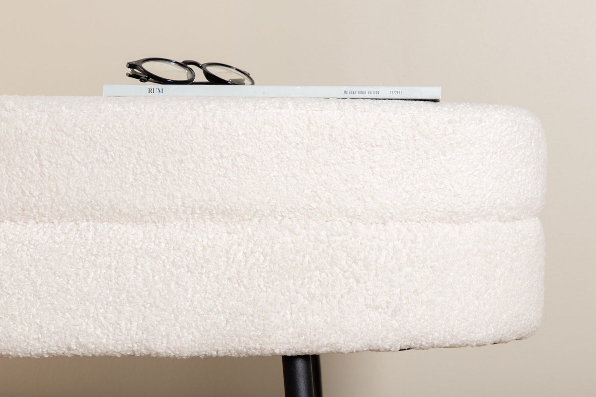 Otto Ottoman / Pouf in Weiss präsentiert im Onlineshop von KAQTU Design AG. Ottoman ist von Venture Home