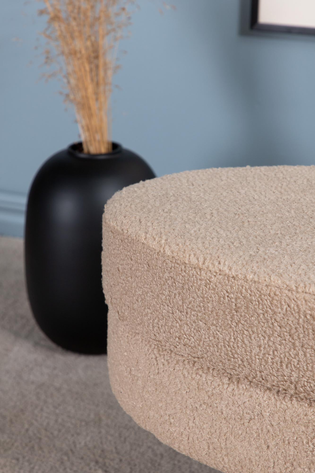 Eleganter Otto Ottoman von Venture Home: Bequemer Pouf in Beige, ideal für jedes Zuhause. Hochwertige Materialien für Komfort und Stil.