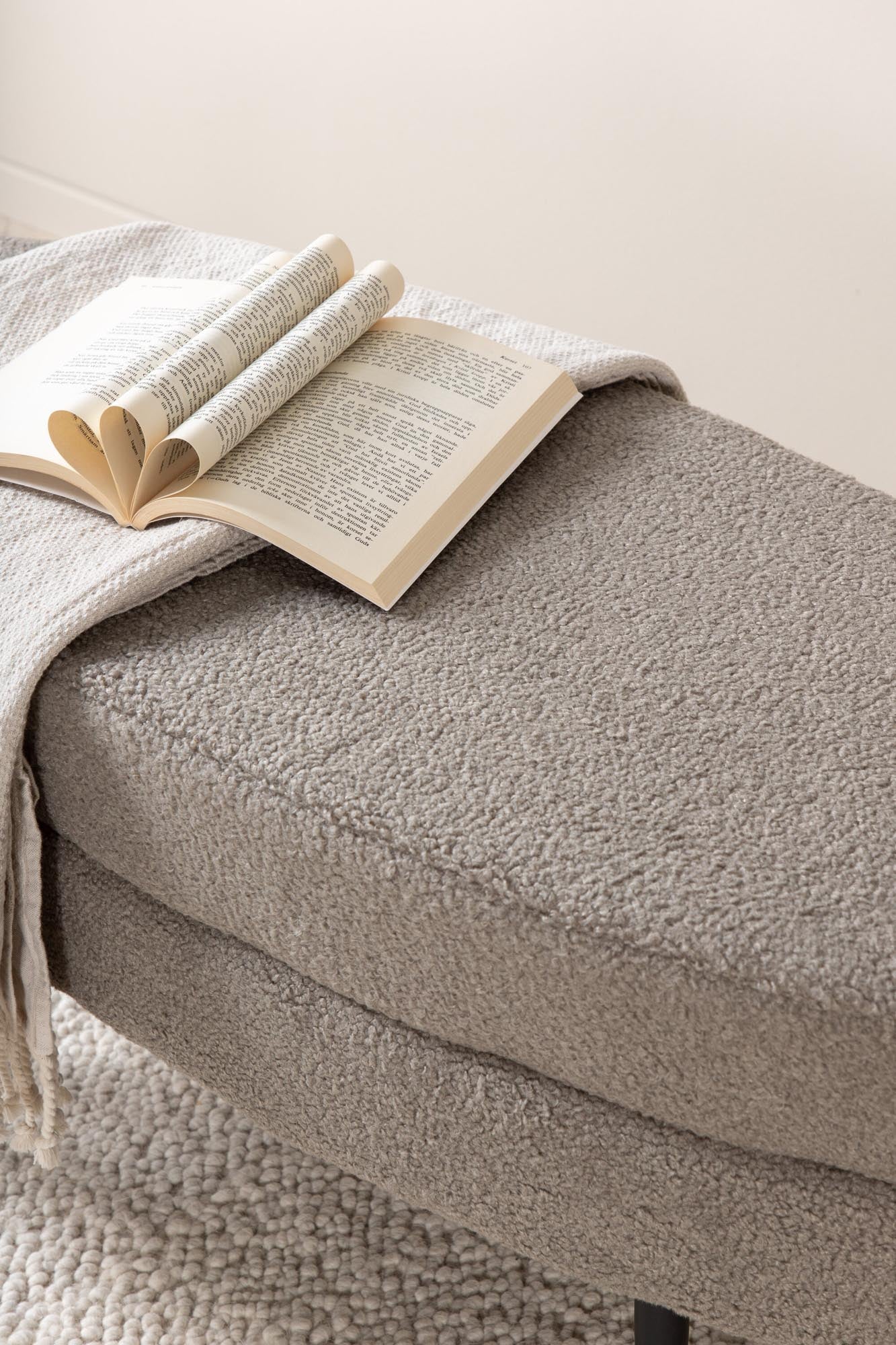 Venture Home Otto Ottoman: Stilvoller Pouf für modernes Wohnen.