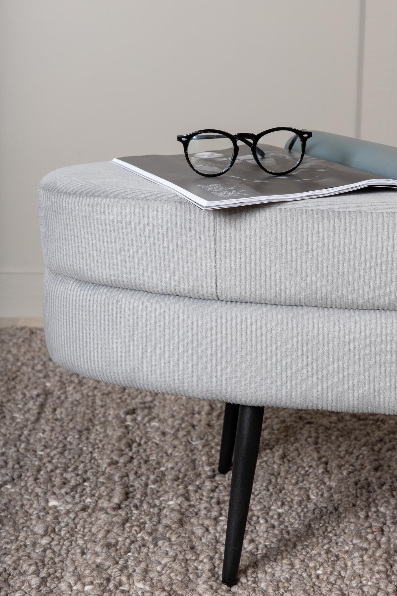 Entdecken Sie den eleganten Otto Ottoman von Venture Home – ein vielseitiger Pouf in Beige, der Komfort und Stil in Ihr Zuhause bringt.