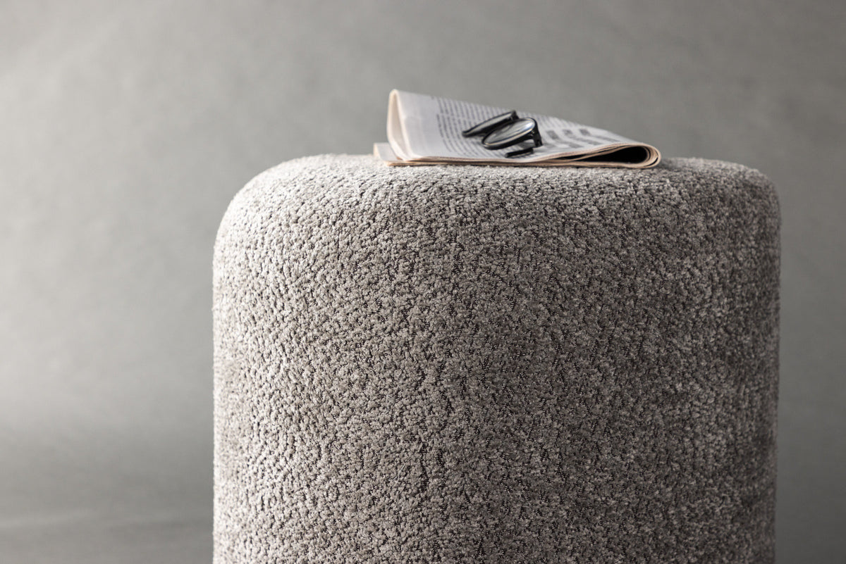 Peg Pouf in Grau präsentiert im Onlineshop von KAQTU Design AG. Pouf ist von Venture Home