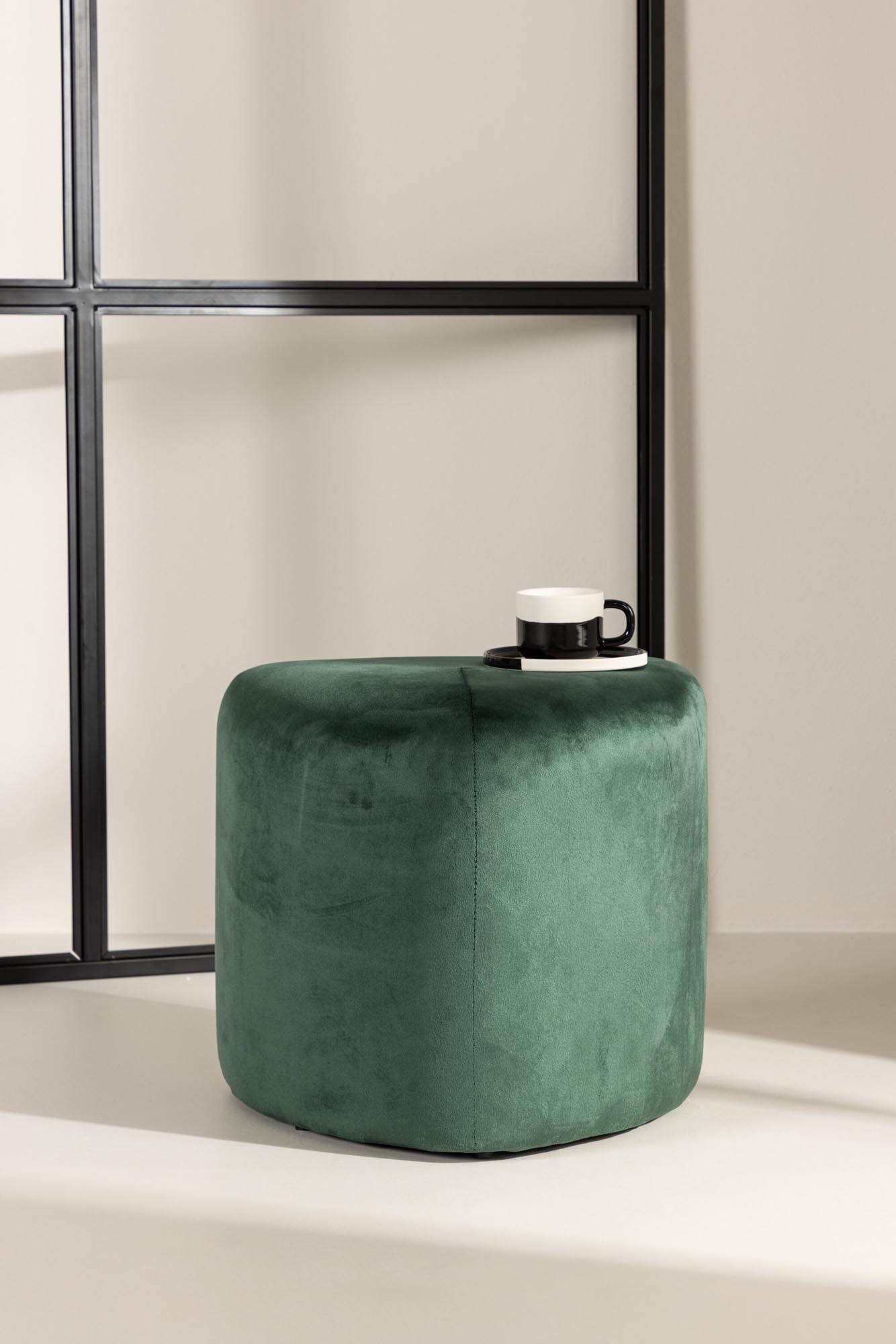 Entdecken Sie den Peg Pouf von Venture Home: Ein eleganter, grüner Samt-Pouf (40x46 cm) für vielseitige Nutzung in jedem Raum.