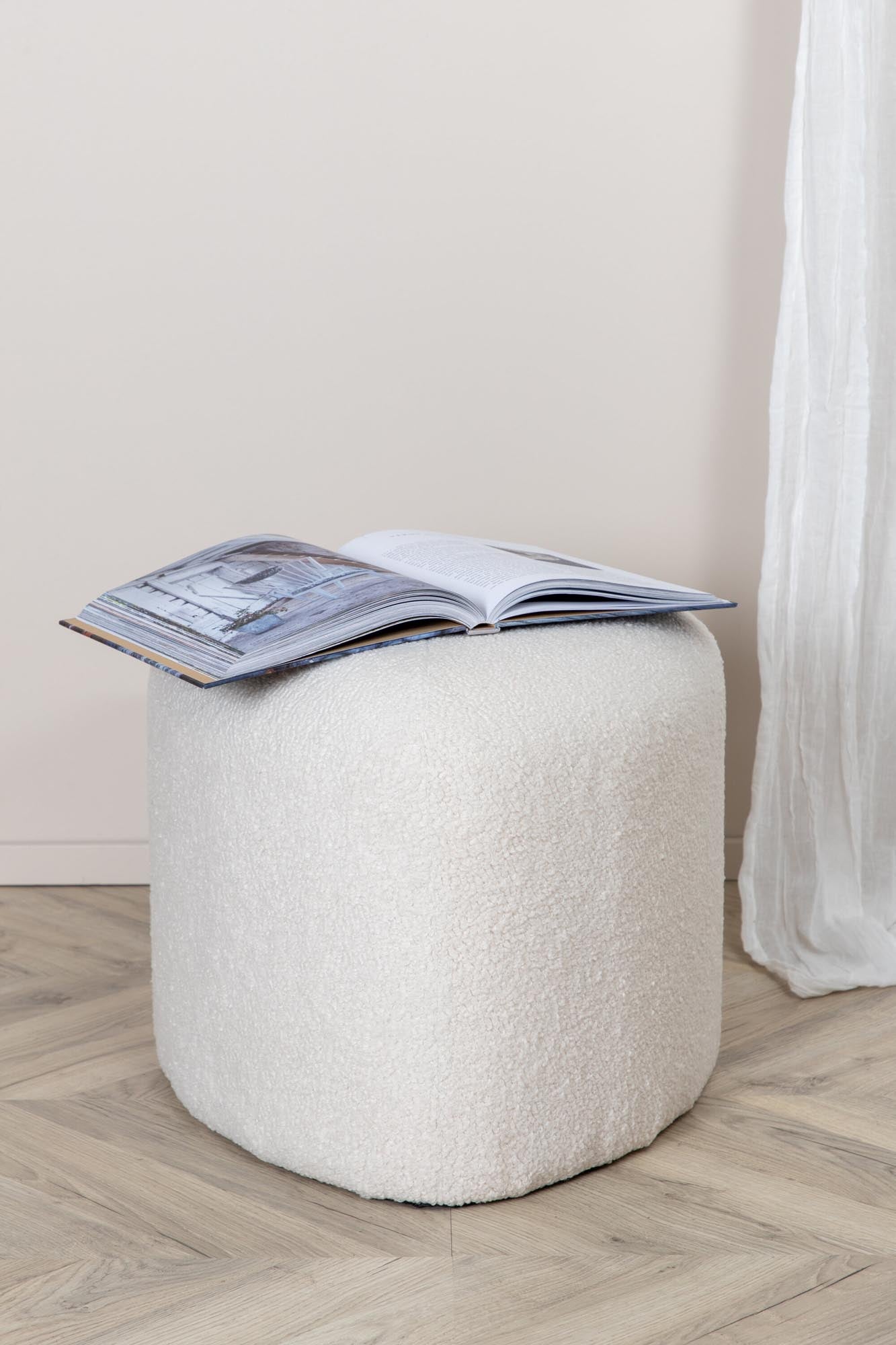 Eleganter Peg Ottoman von Venture Home – perfekt für stilvolle Räume.