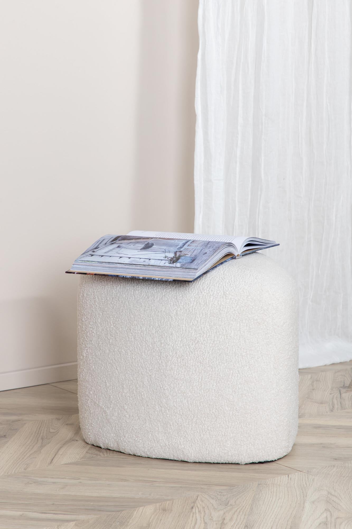 Moderner Peg Ottoman von Venture Home – vielseitig und komfortabel.