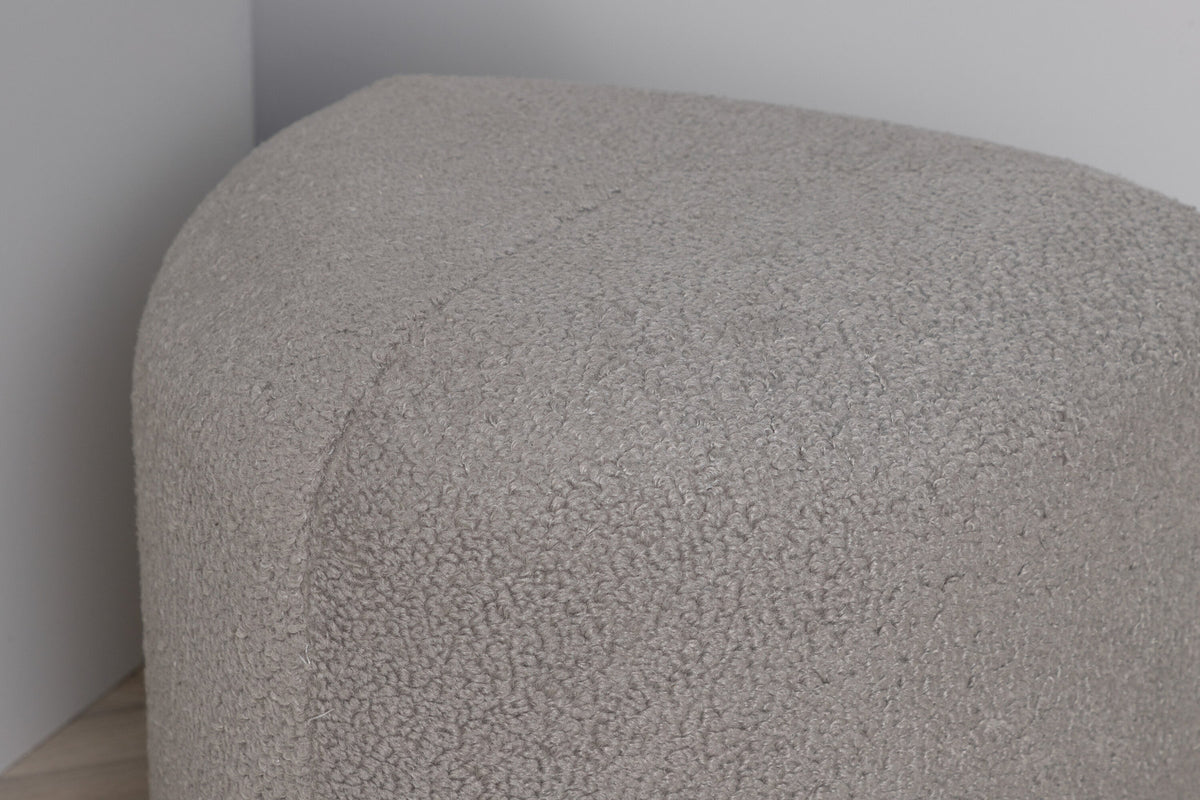 Peg Ottoman / Pouf in Grau präsentiert im Onlineshop von KAQTU Design AG. Pouf ist von Venture Home