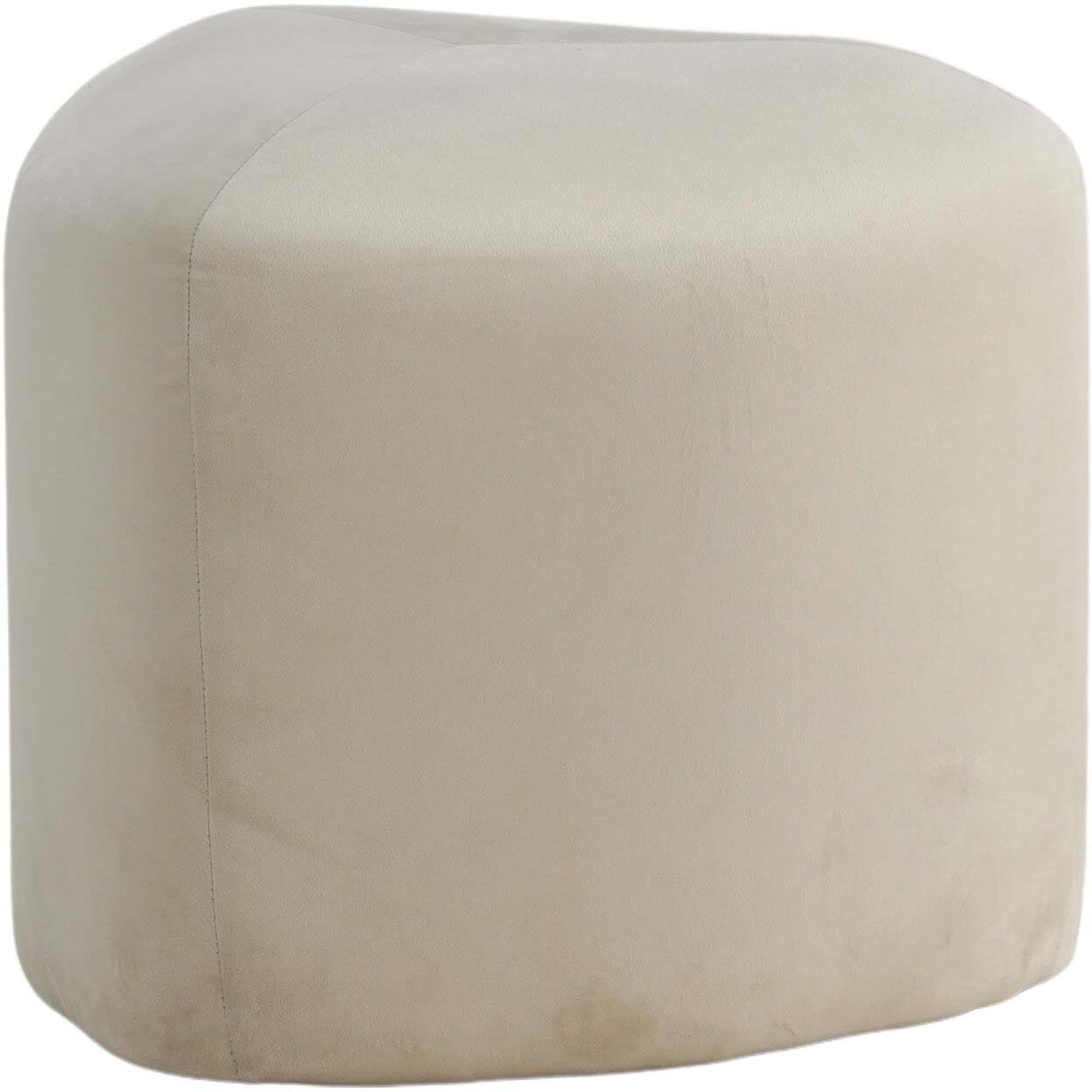 Stilvoller PEG Pouf von Venture Home – dreieckig, aus Teddystoff, ideal als Sitzgelegenheit oder Dekoration für jedes Zuhause.