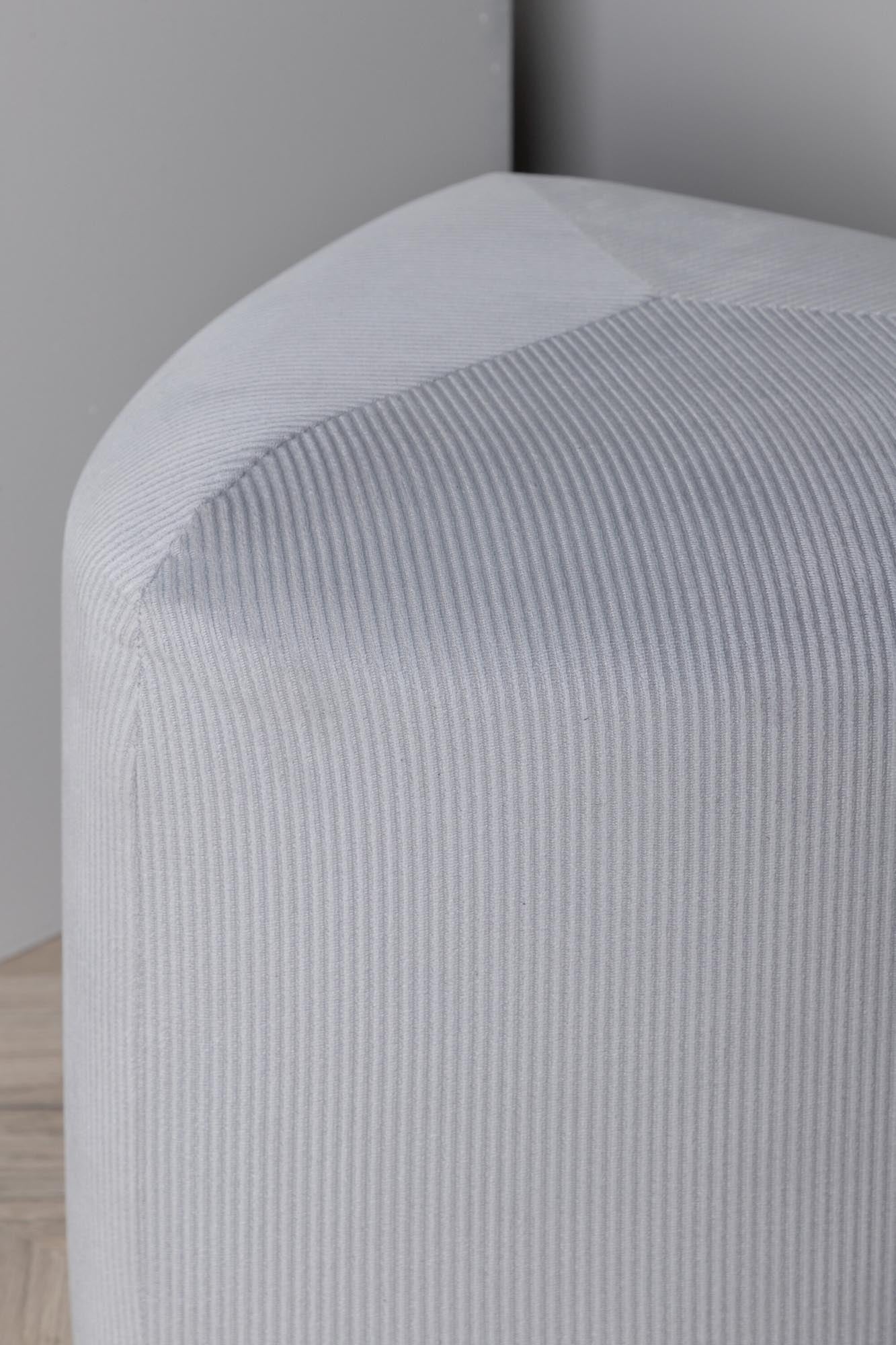 Stilvoller Peg Ottoman von Venture Home – ideal für jeden Wohnraum.