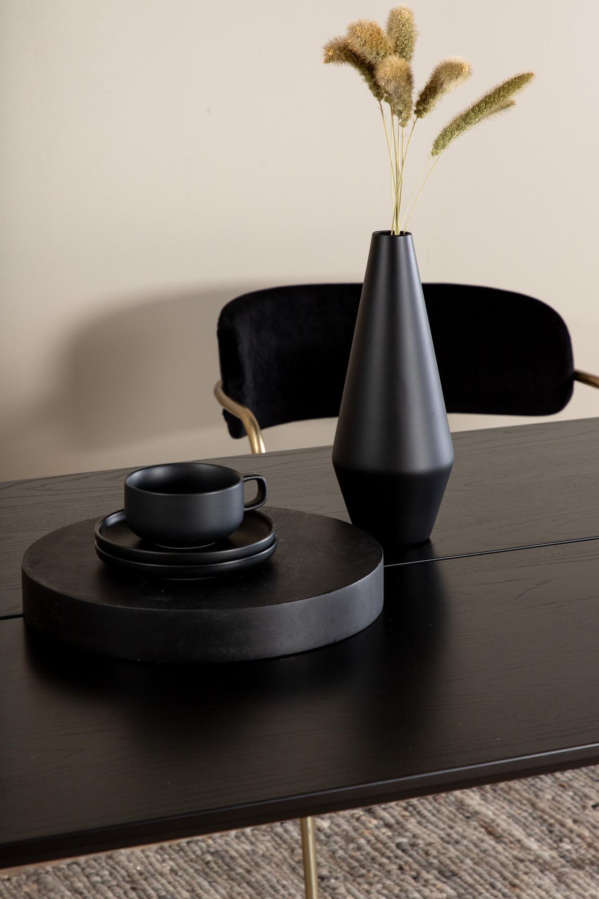 Pelle Esstisch in Schwarz präsentiert im Onlineshop von KAQTU Design AG. Esstisch ist von Venture Home