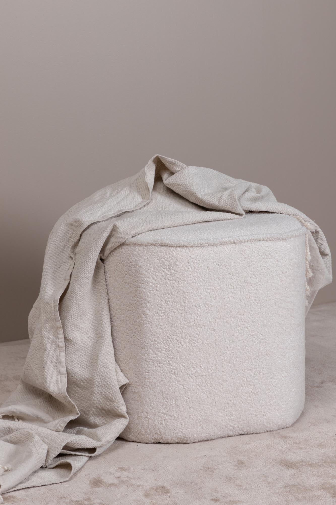 Piff Ottoman / Pouf in Weiss präsentiert im Onlineshop von KAQTU Design AG. Pouf ist von Venture Home