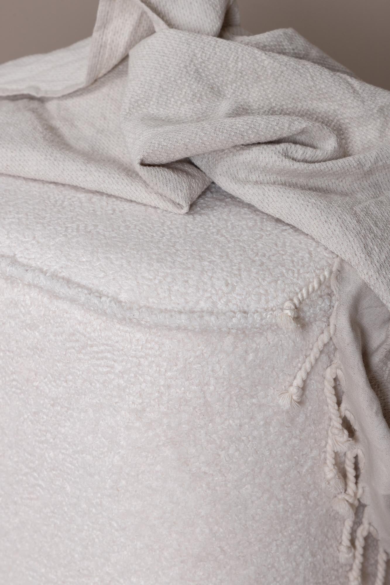 Piff Ottoman / Pouf in Weiss präsentiert im Onlineshop von KAQTU Design AG. Pouf ist von Venture Home