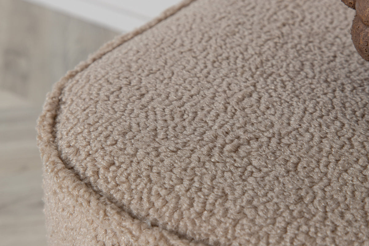 Piff Ottoman / Pouf in Beige präsentiert im Onlineshop von KAQTU Design AG. Pouf ist von Venture Home
