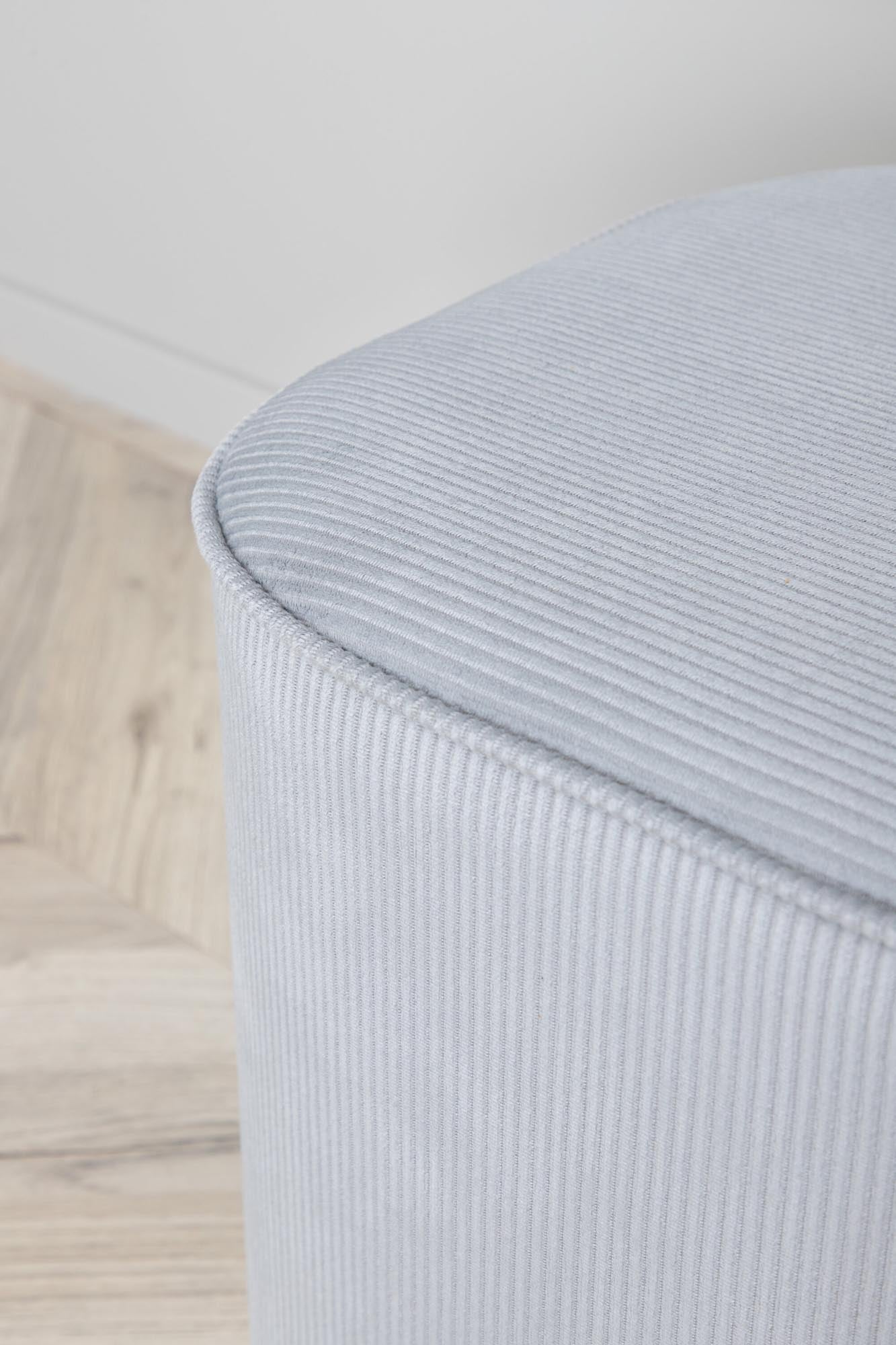 Piff Ottoman / Pouf in Grau präsentiert im Onlineshop von KAQTU Design AG. Pouf ist von Venture Home