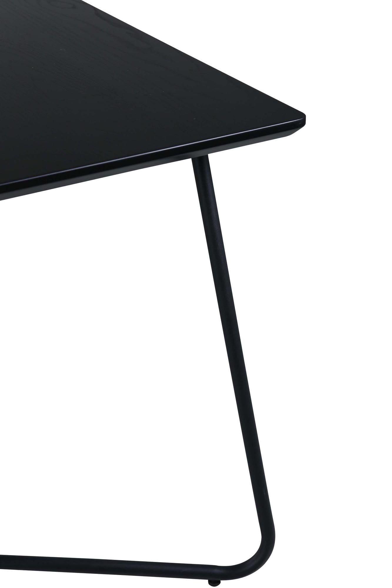 Stilvoller Esstisch Petra von Venture Home: Eleganz trifft Funktionalität mit robusten Eisenbeinen und pflegeleichter MDF-Oberfläche.