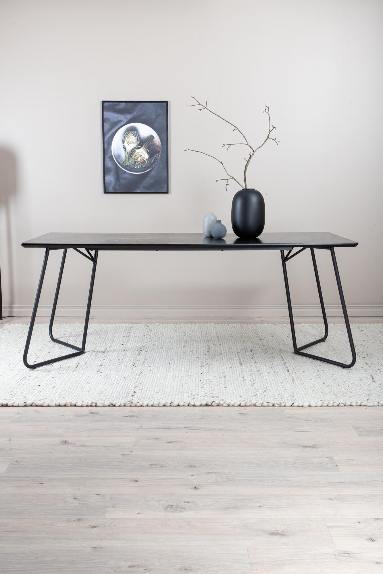 Erleben Sie den Petra Tisch von Venture Home: Elegantes Design, stabile MDF-Oberfläche und einzigartige Eisenbeine für Ihr modernes Esszimmer.