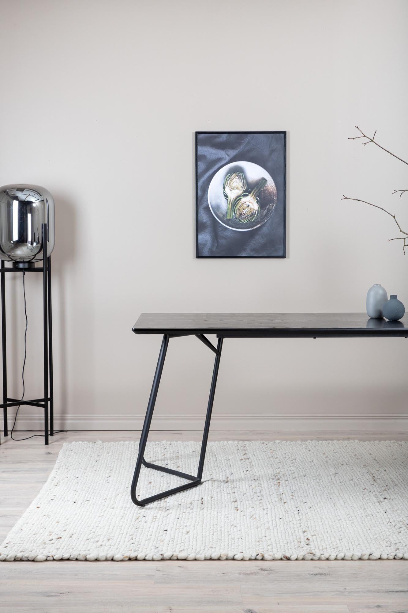 Entdecken Sie den Petra Tisch von Venture Home: Stilvolles skandinavisches Design, langlebige Materialien und einladende Atmosphäre für Ihr Zuhause.