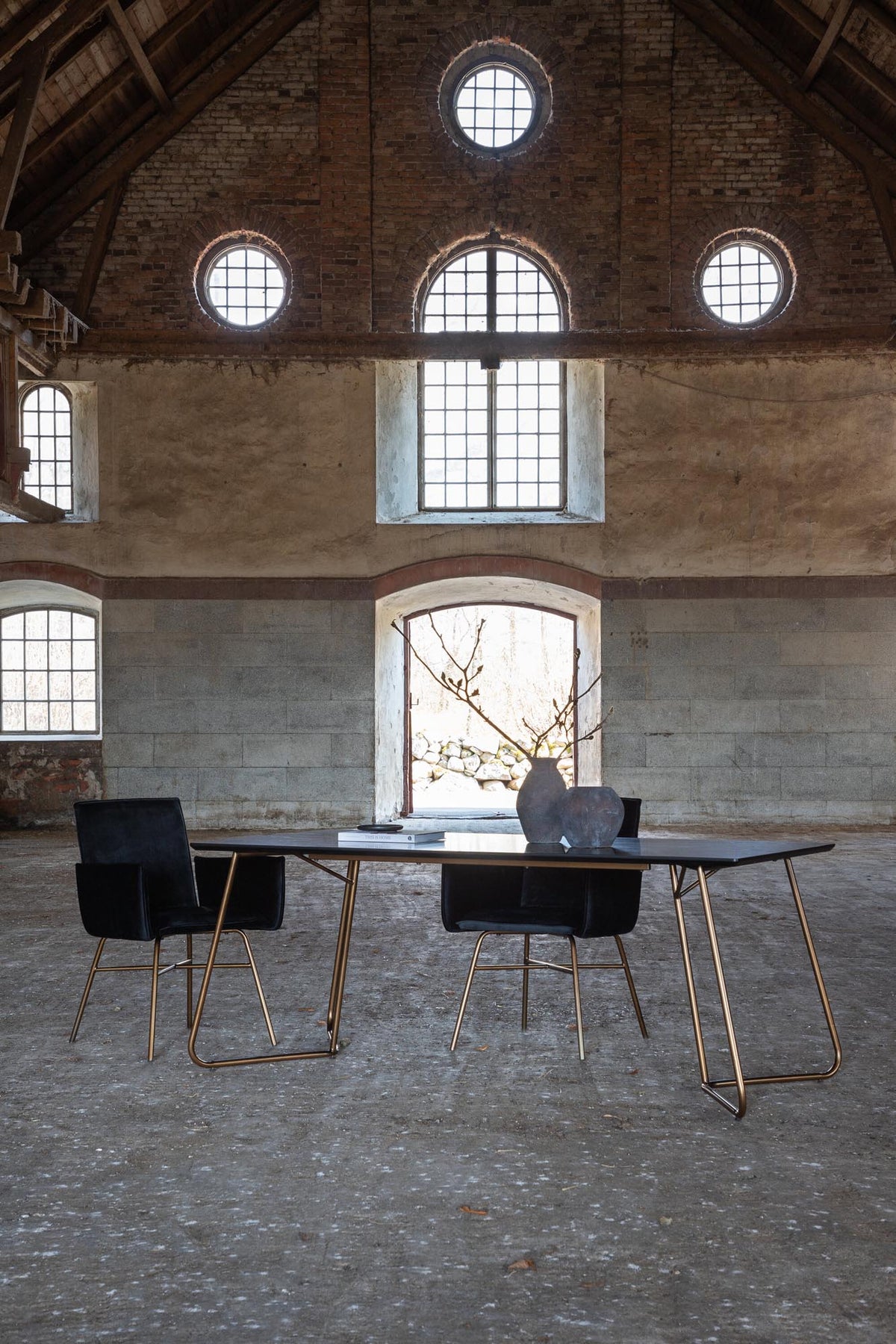 Petra Tisch in Schwarz / Kupfer präsentiert im Onlineshop von KAQTU Design AG. Esstisch ist von Venture Home