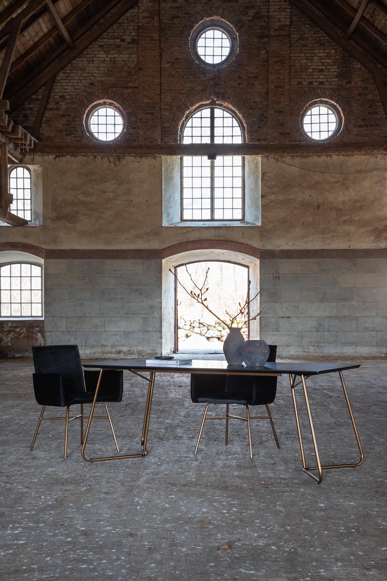 Entdecken Sie den Petra Tisch von Venture Home: Eleganz trifft Funktionalität mit skandinavischem Flair für Ihr Esszimmer.