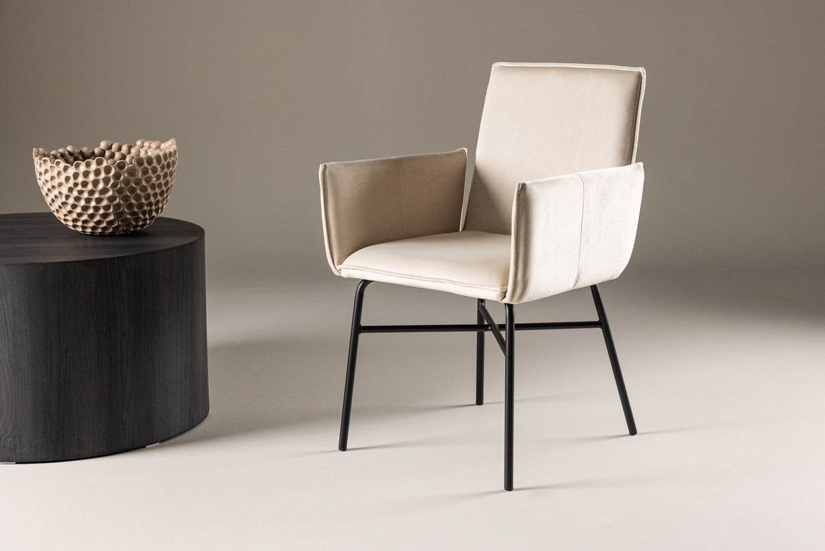 Petra Esszimmerstuhl in Beige präsentiert im Onlineshop von KAQTU Design AG. Stuhl mit Armlehne ist von Venture Home