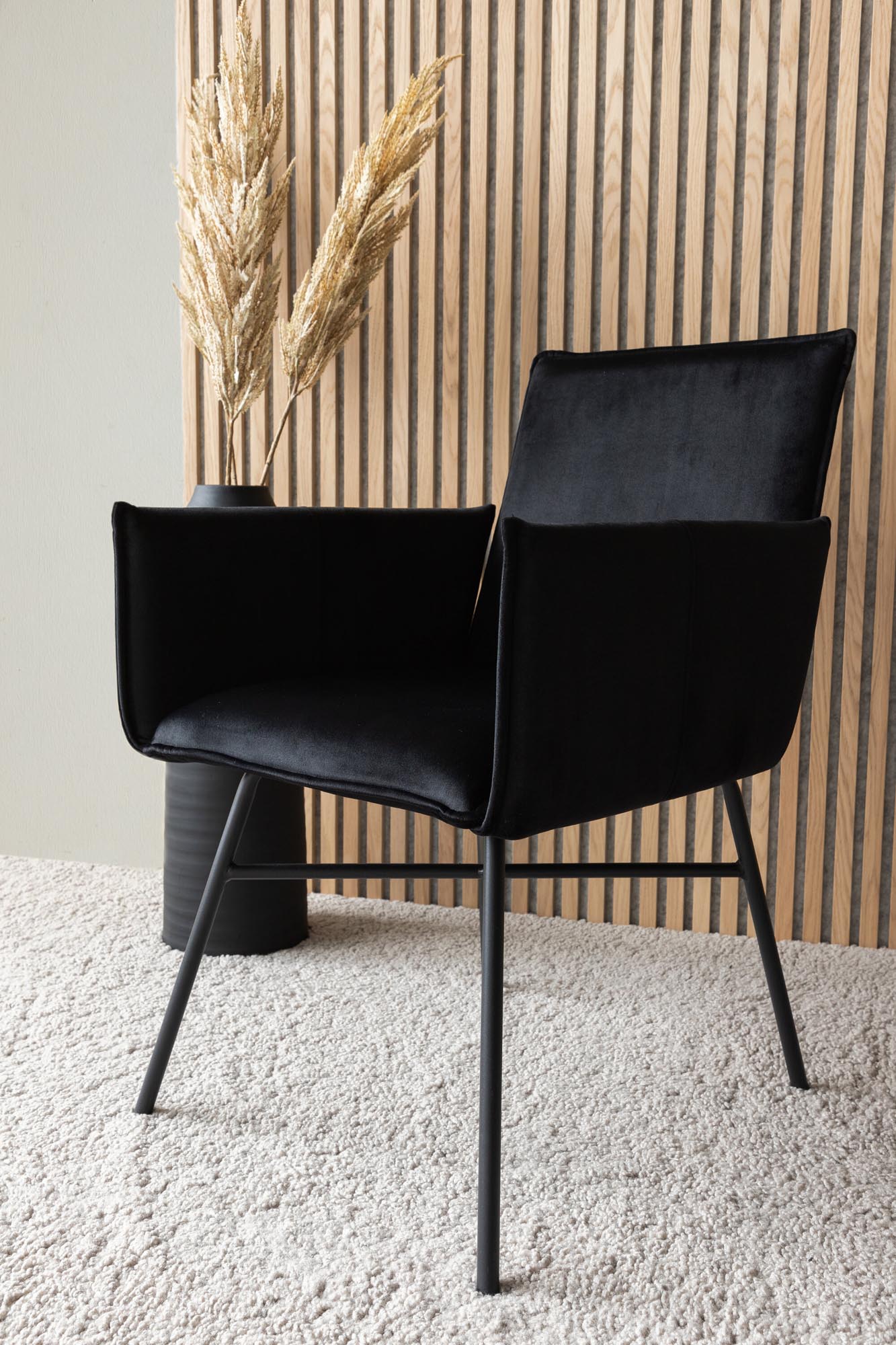 Petra Stuhl in Schwarz präsentiert im Onlineshop von KAQTU Design AG. Stuhl mit Armlehne ist von Venture Home