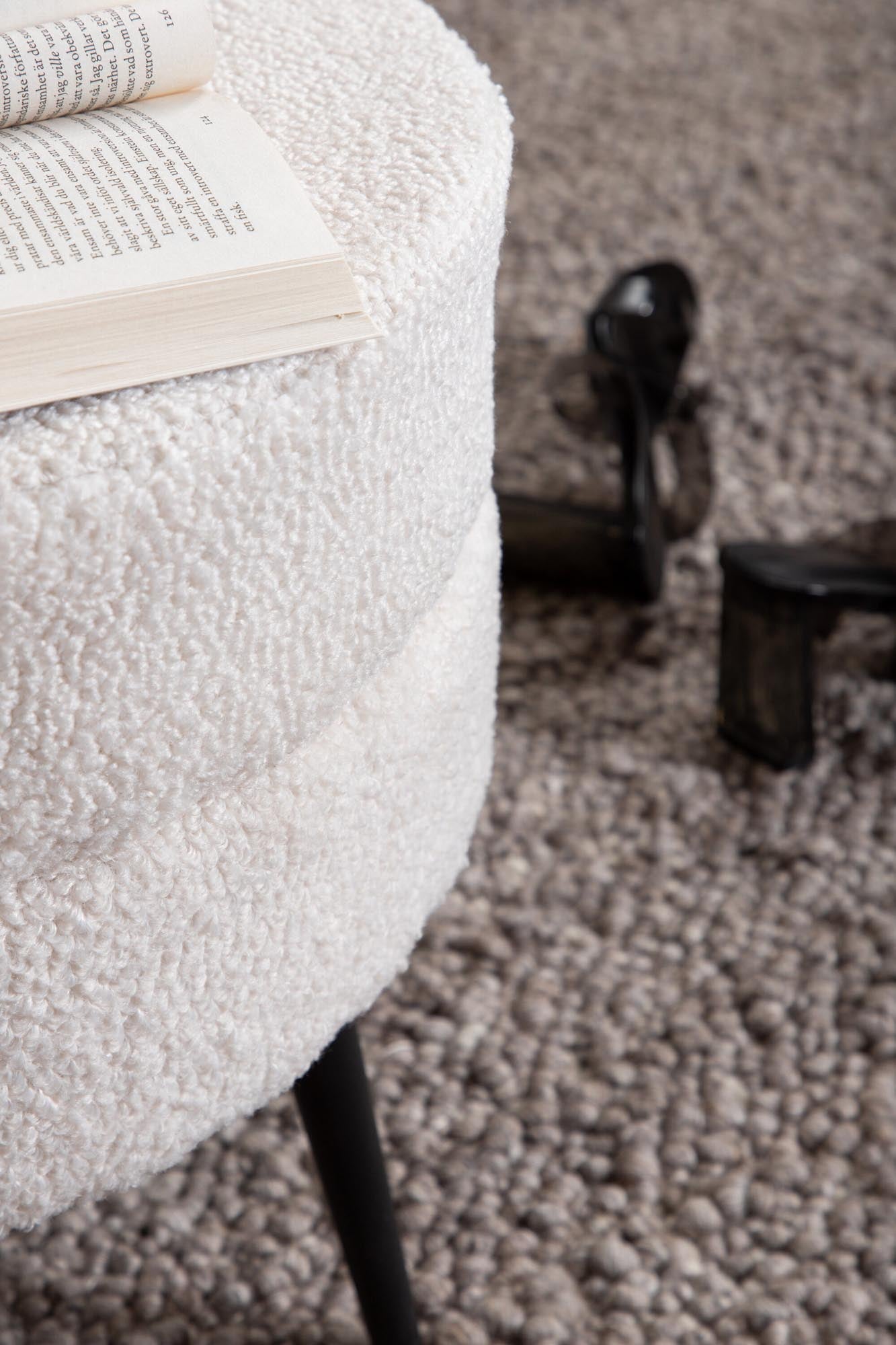 Pot Ottoman / Pouf in Weiss präsentiert im Onlineshop von KAQTU Design AG. Pouf ist von Venture Home