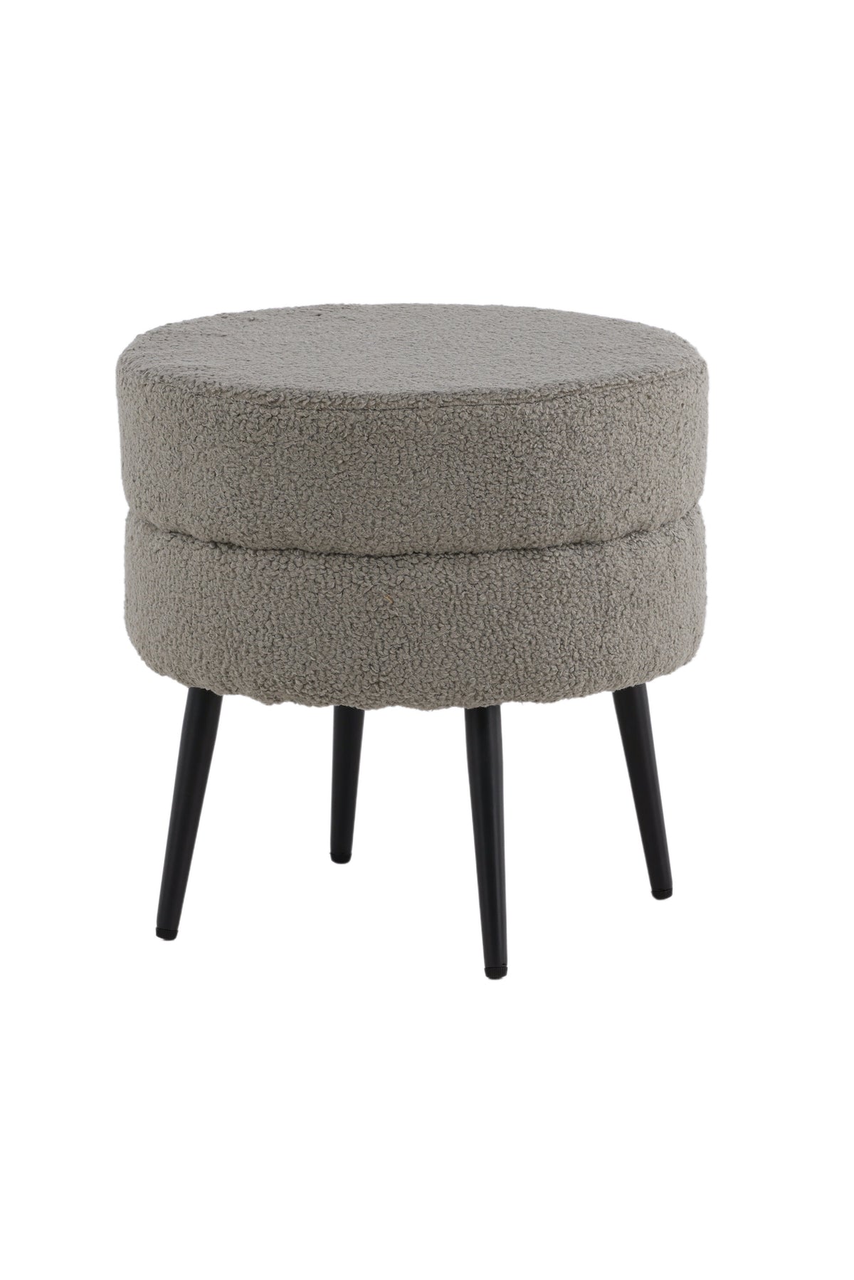 Runder Pouf Pot in Grau mit Teddystoff-Bezug, Durchmesser 40 cm, auf schwarzen, leicht ausgestellten Stahlbeinen stehend.