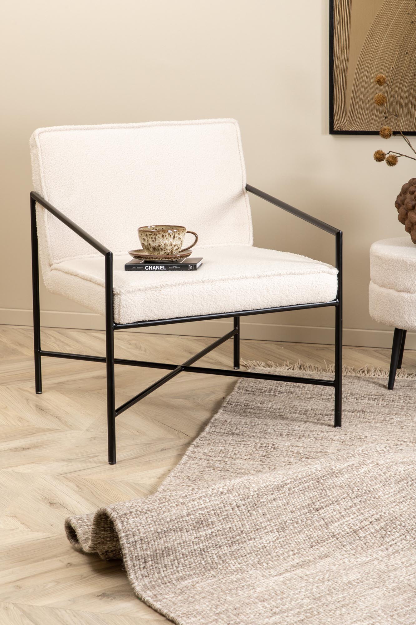 Rakel Sessel von Venture Home: Stilvolles Design mit weichem Teddy-Stoff und robustem Metallgestell für entspannte Stunden in Ihrem Zuhause.