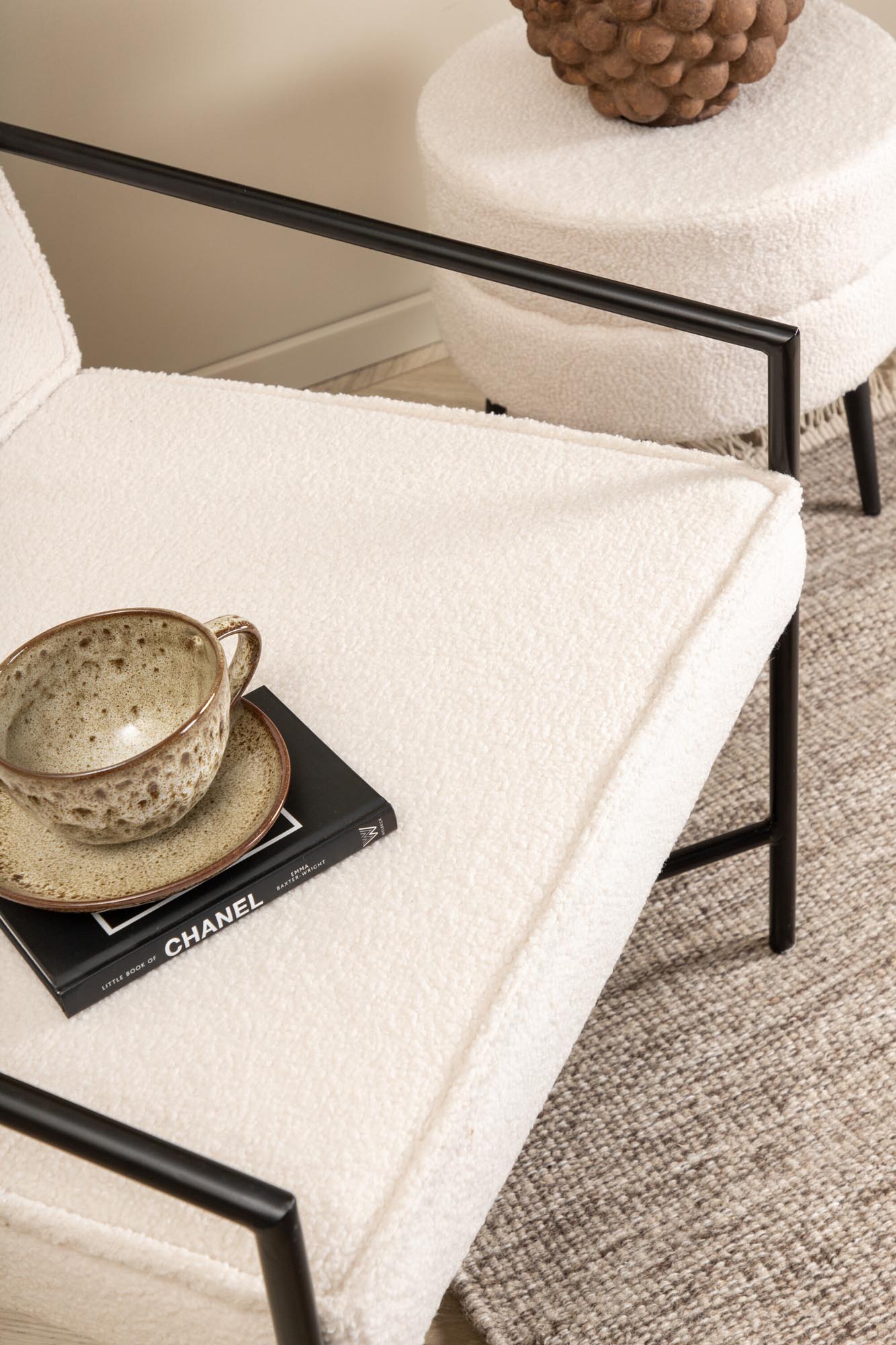 Rakel Sessel von Venture Home: Skandinavischer Minimalismus in warmem Teddy-Stoff für stilvolle Entspannung und langlebigen Komfort.