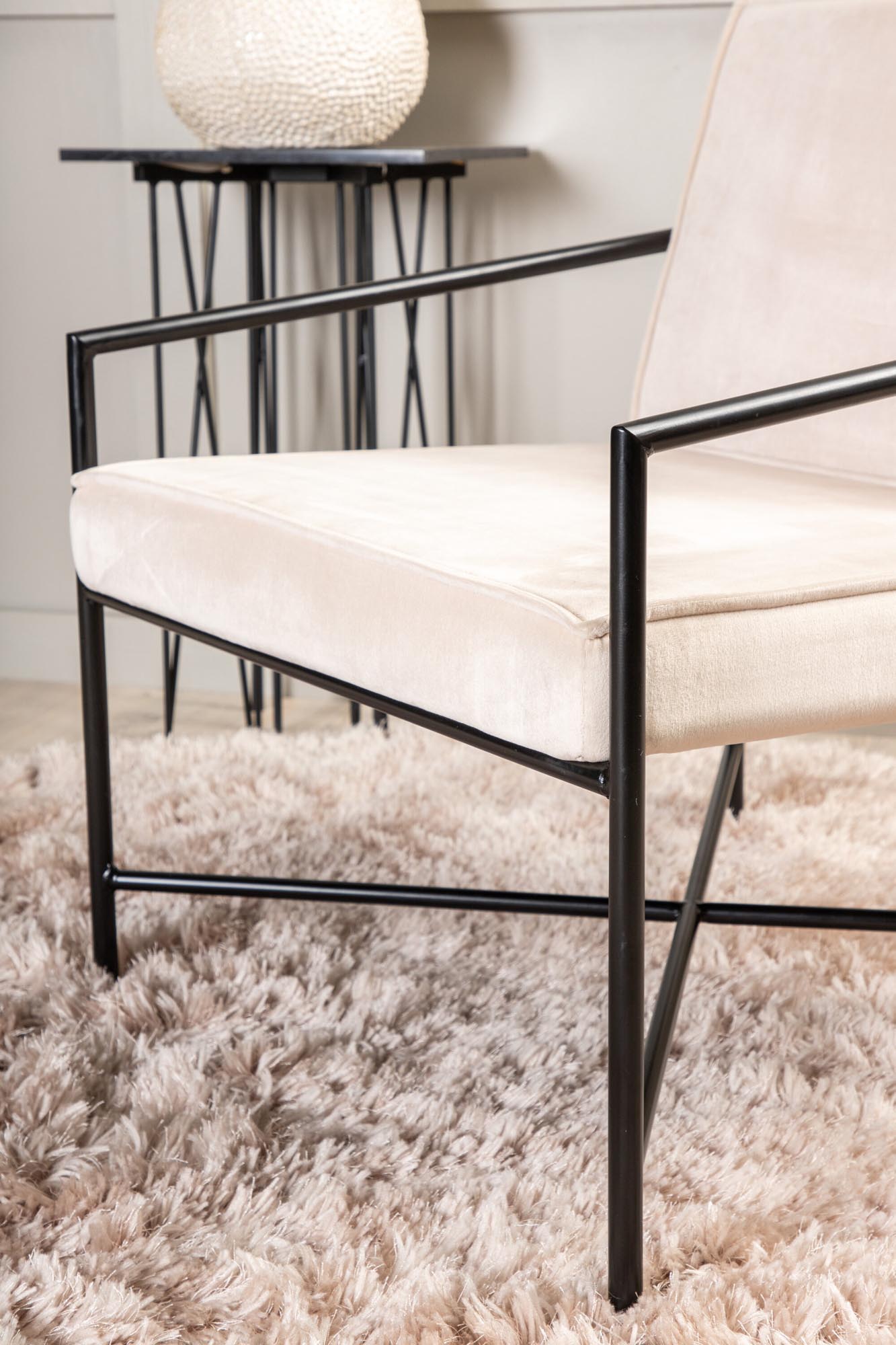 Rakel Sessel von Venture Home: Moderner Komfort in skandinavischem Design mit kuscheligem Teddy-Stoff und robustem Metallgestell.