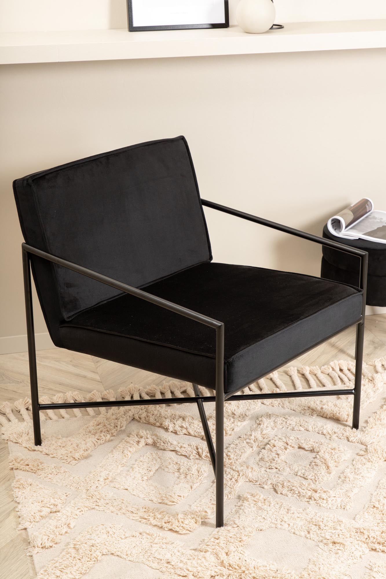 Rakel Sessel von Venture Home: Skandinavischer Minimalismus in warmem Teddy-Stoff für stilvolle Entspannung und langlebigen Komfort.