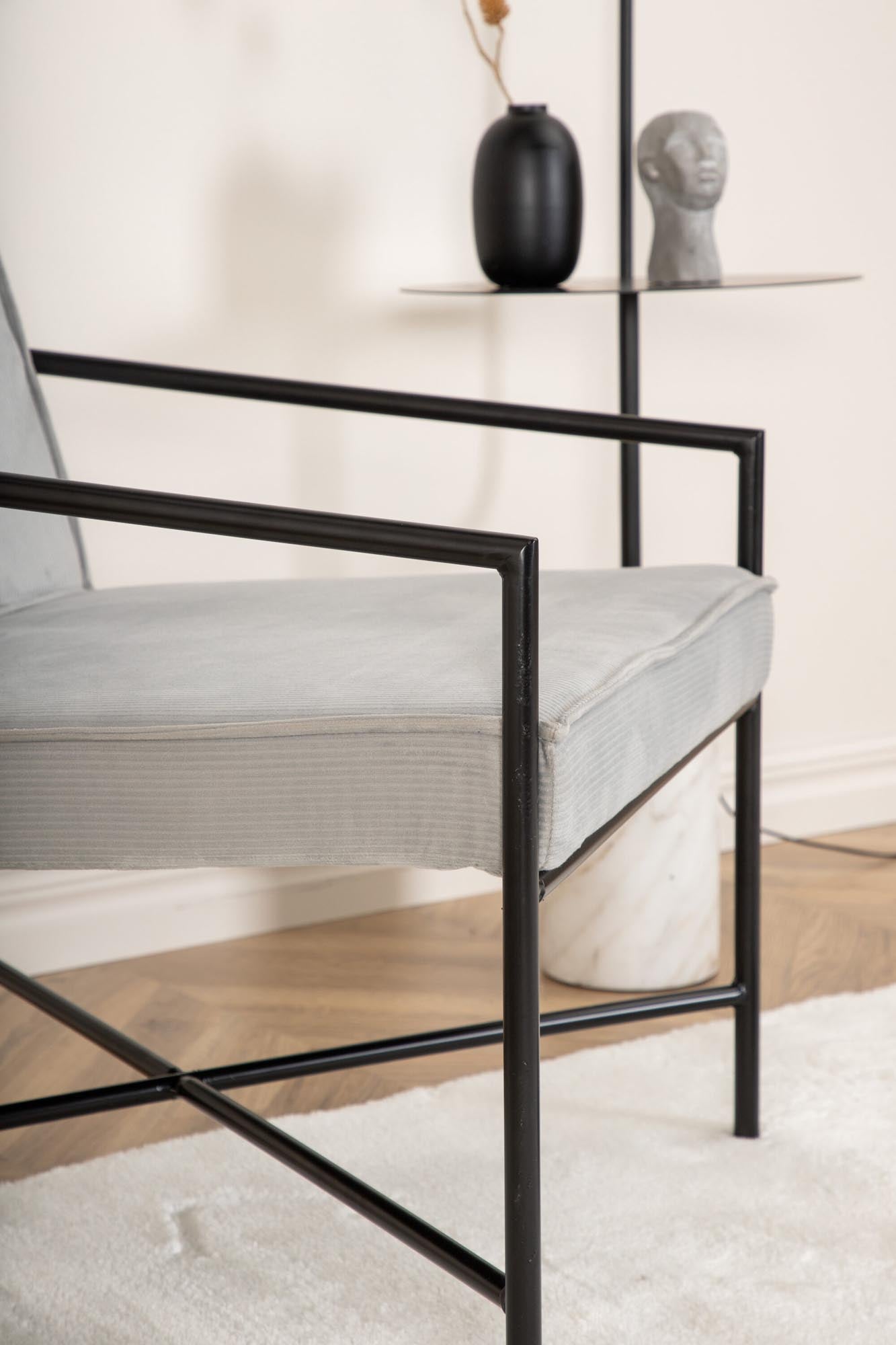 Entdecken Sie den Rakel Sessel von Venture Home: Ein stilvolles Möbelstück mit gemütlichem Teddy-Stoff und elegantem Metallgestell für Ihr Zuhause.