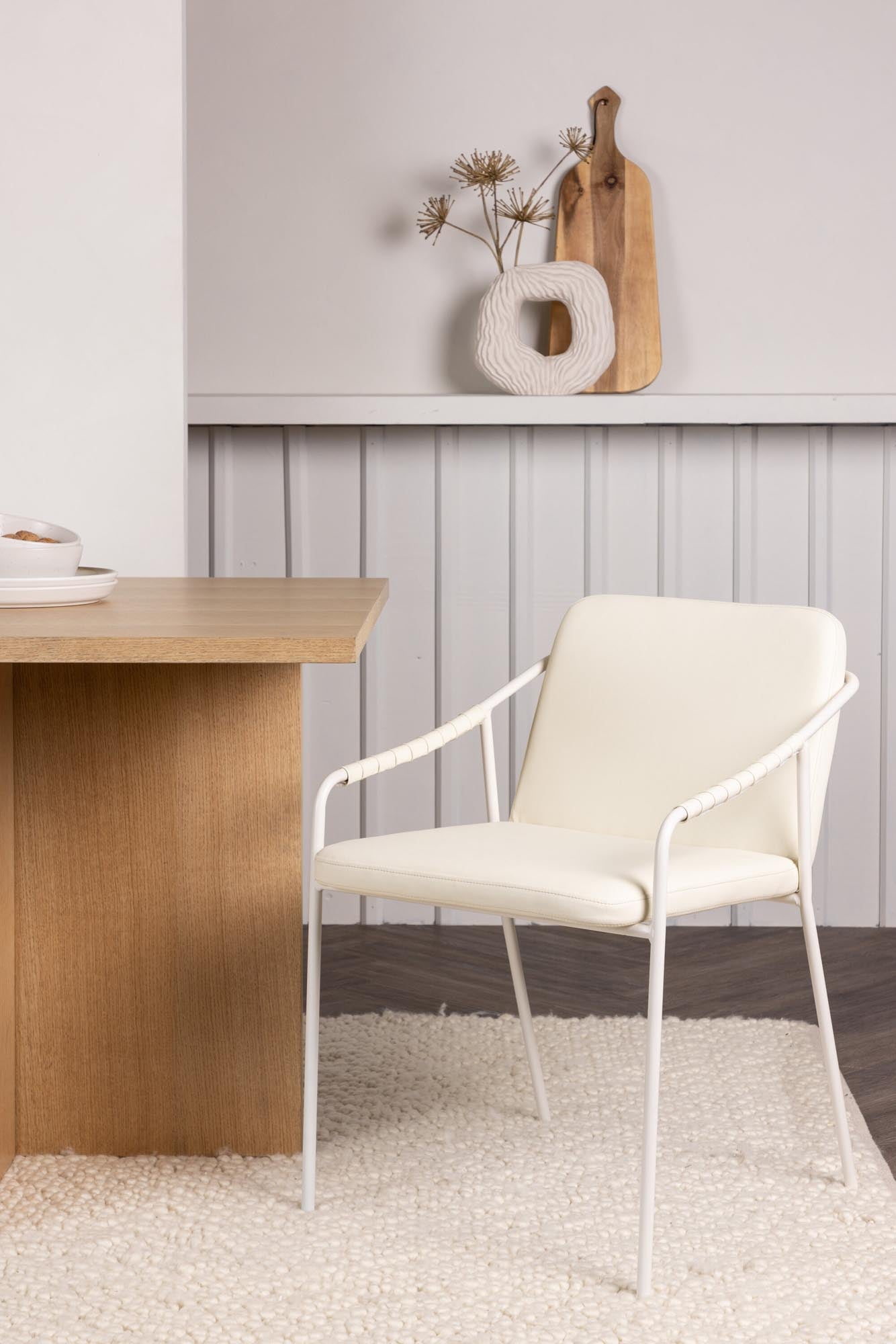 Twist Stuhl von Venture Home: Stilvolles Möbelstück mit hohem Komfort und langlebigen Materialien für ein modernes Ambiente.