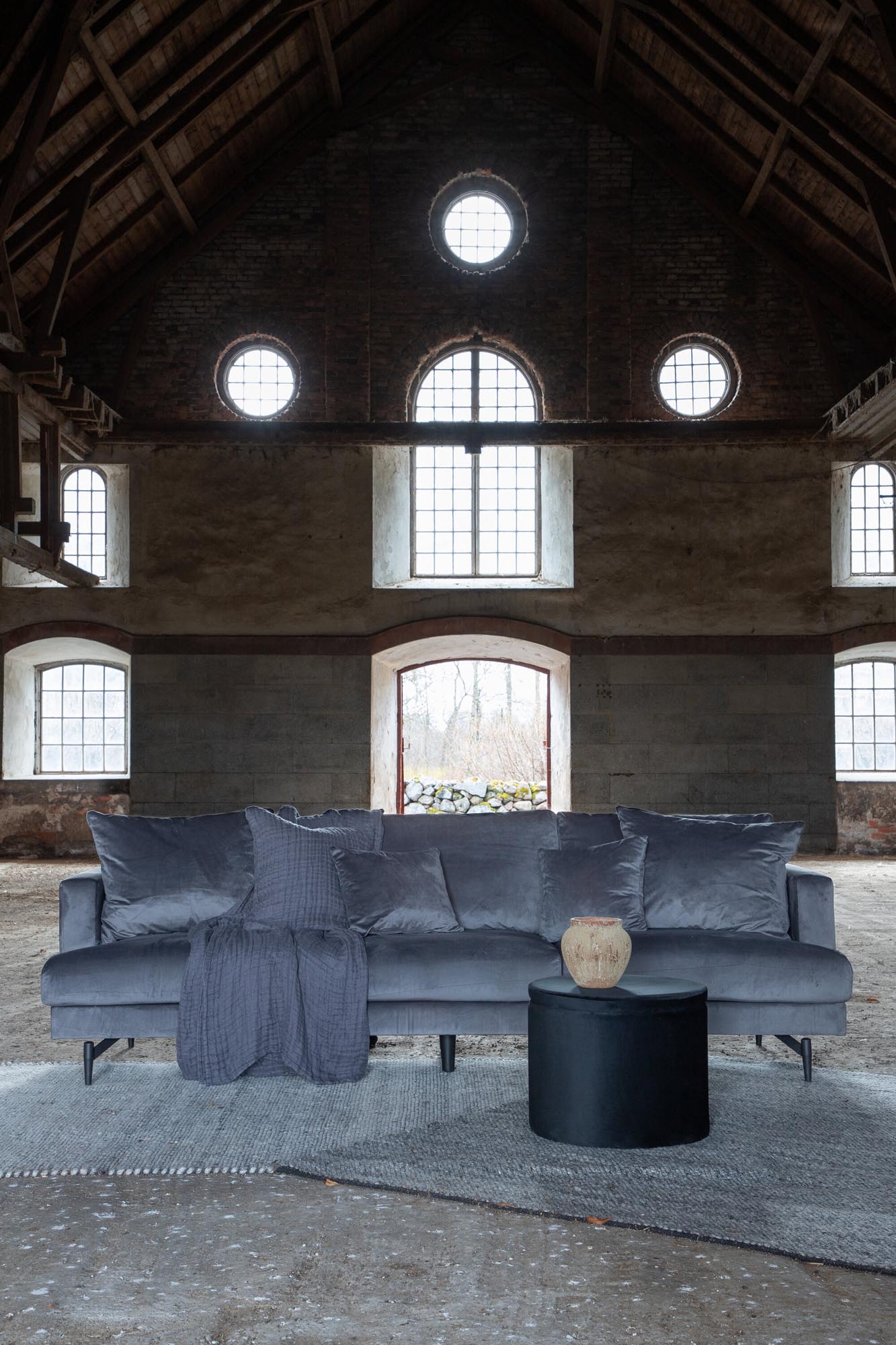 Entdecken Sie das Sofia Sofa von Venture Home: Ein elegantes 3er Sofa in hochwertigem Cord-Stoff, das Komfort und 50er-Jahre-Charme vereint.