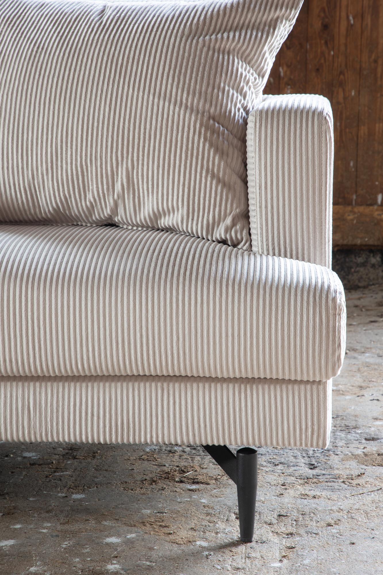 Entdecken Sie das elegante Sofia Sofa von Venture Home – ein komfortables 3er Sofa im 50er-Jahre-Stil, perfekt für Ihr Zuhause.