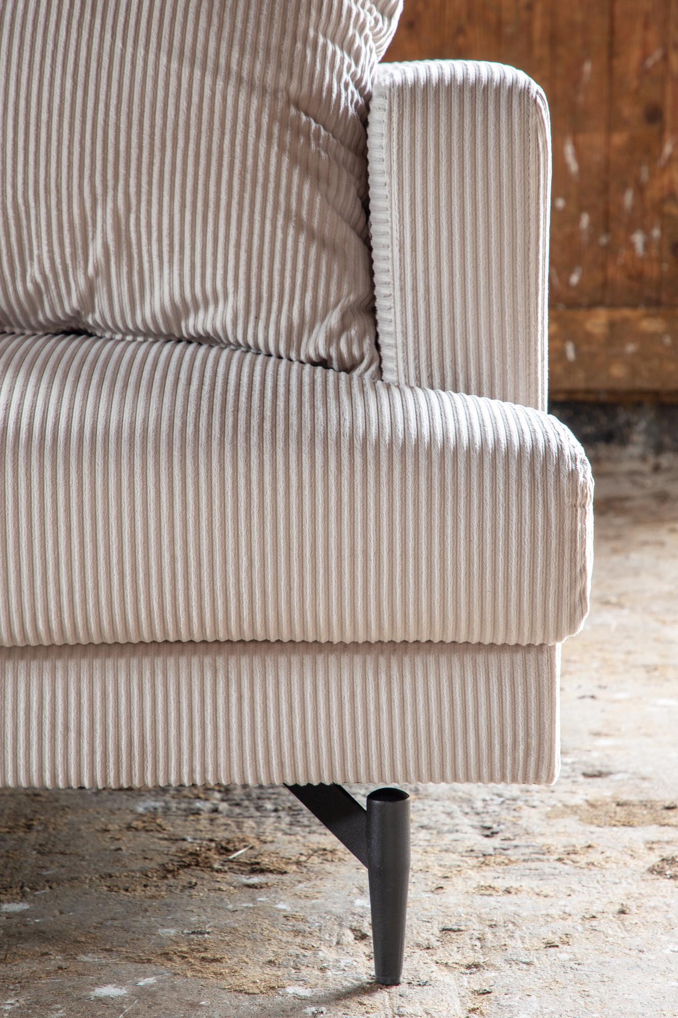 Entdecken Sie das Sofia Sofa von Venture Home: Ein stilvolles 3er Sofa aus hochwertigem Cord-Stoff, das Komfort und Eleganz vereint.