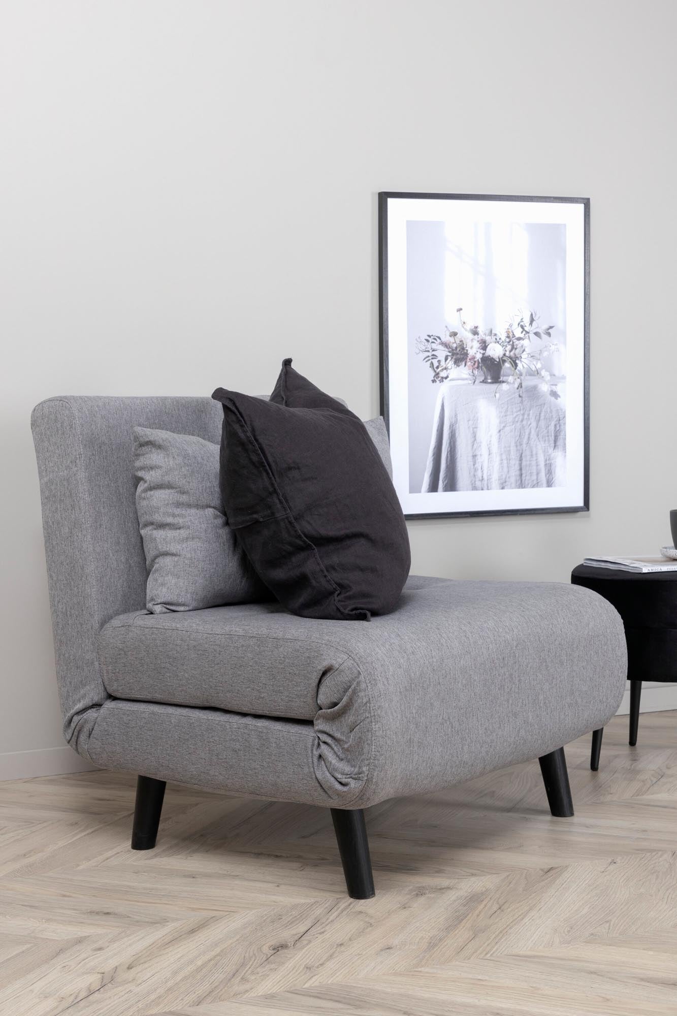 Vicky Bettsofa von Venture Home: Stilvolles Design, vielseitig nutzbar und mit luxuriösem Samtbezug für höchsten Komfort.