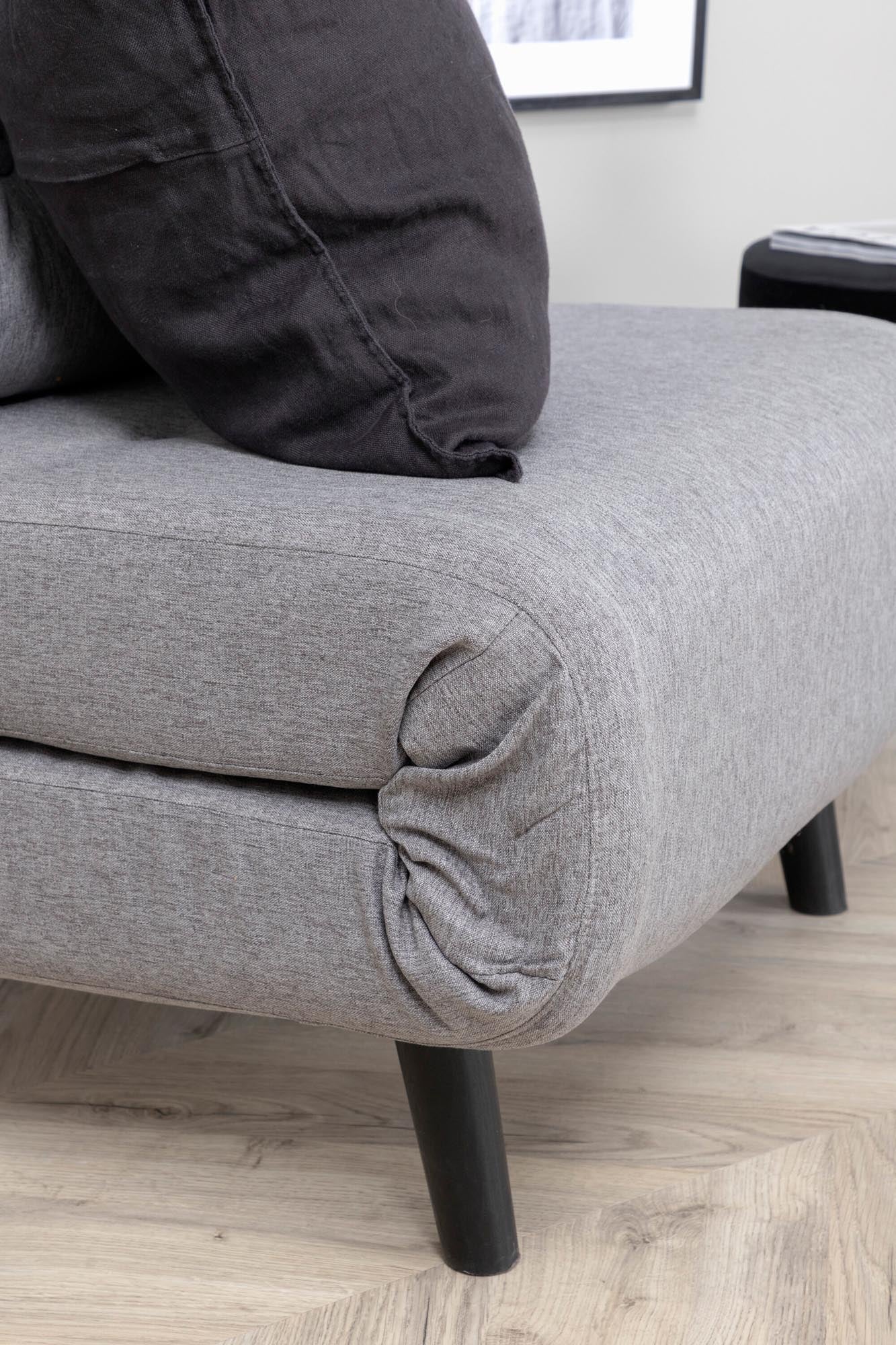 Entdecken Sie das Vicky Bettsofa von Venture Home: Elegantes Design, praktische Umwandlung und edler Samtbezug für jeden Wohnraum.