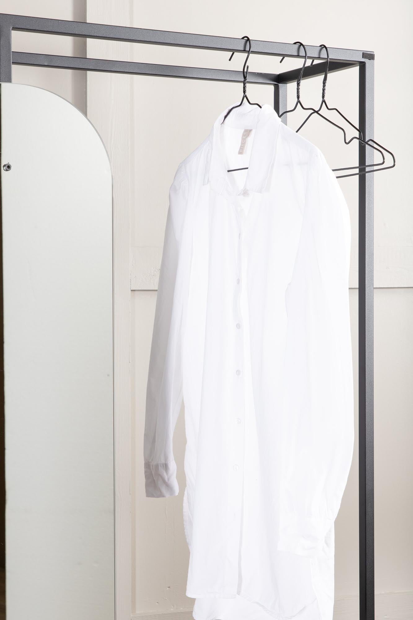 Moderne Classe Garderobe von Venture Home mit praktischem Spiegel.